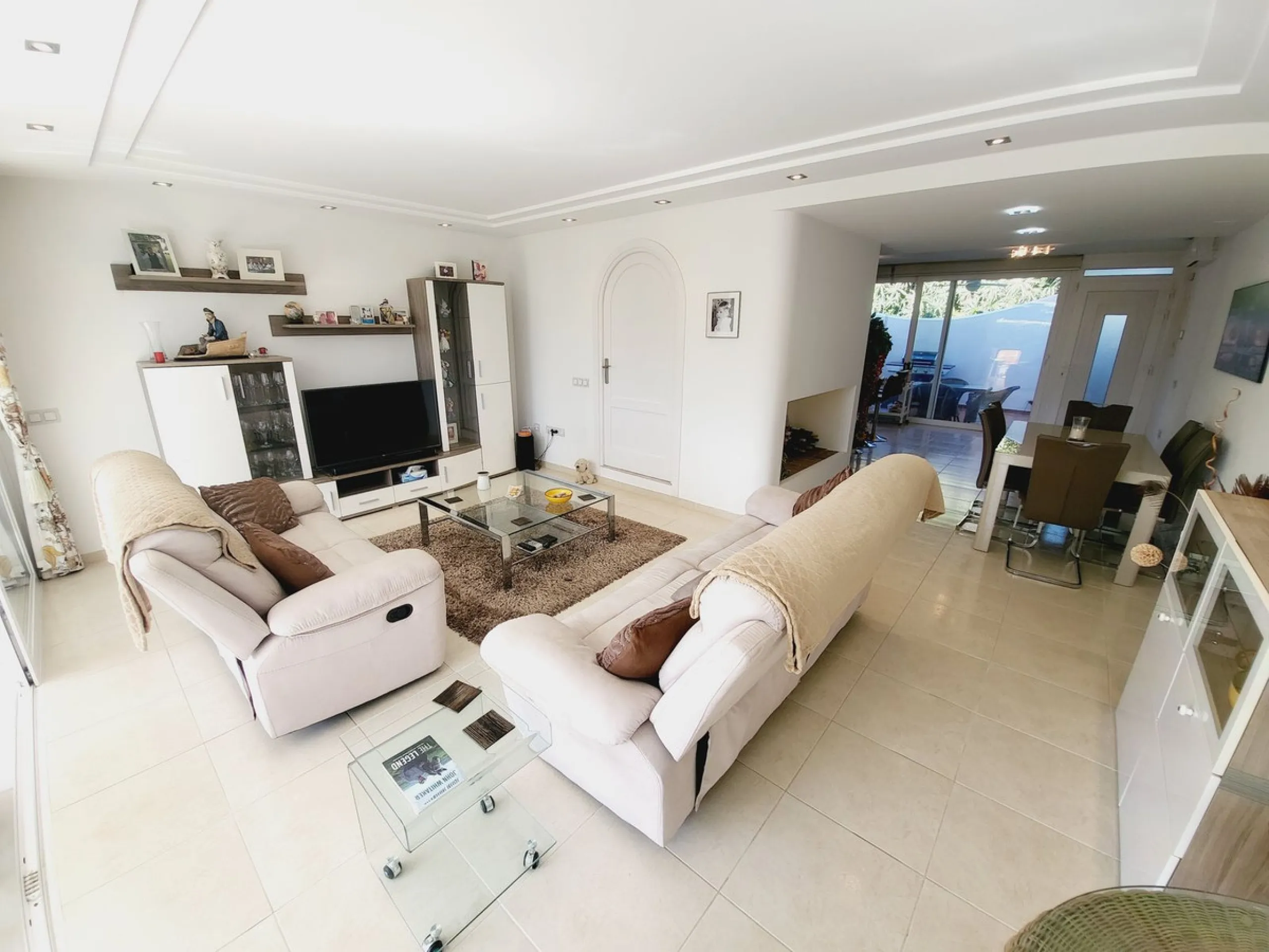 SPECTACULAR TOWNHOUSE SITUATED IN THE MUCH SOUGHT AFTER MIRAFLORES URBANISATION AND LOCATED JUST 2-3 MINUTES WALK TO THE BEACH AND WITH A WIDE RANGE OF AMENITIES RIGHT ON THE DOORSTEP.
