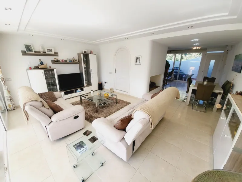 SPECTACULAR TOWNHOUSE SITUATED IN THE MUCH SOUGHT AFTER MIRAFLORES URBANISATION AND LOCATED JUST 2-3 MINUTES WALK TO THE BEACH AND WITH A WIDE RANGE OF AMENITIES RIGHT ON THE DOORSTEP.