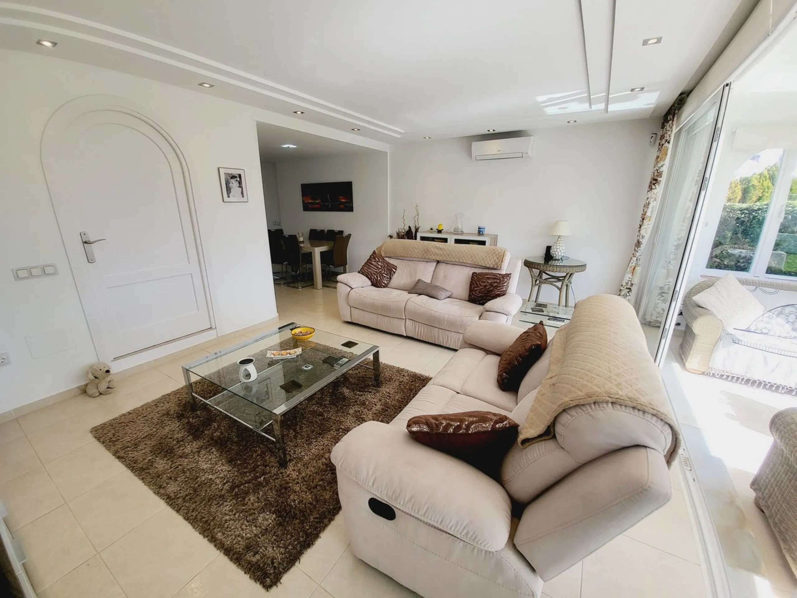 SPECTACULAR TOWNHOUSE SITUATED IN THE MUCH SOUGHT AFTER MIRAFLORES URBANISATION AND LOCATED JUST 2-3 MINUTES WALK TO THE BEACH AND WITH A WIDE RANGE OF AMENITIES RIGHT ON THE DOORSTEP.