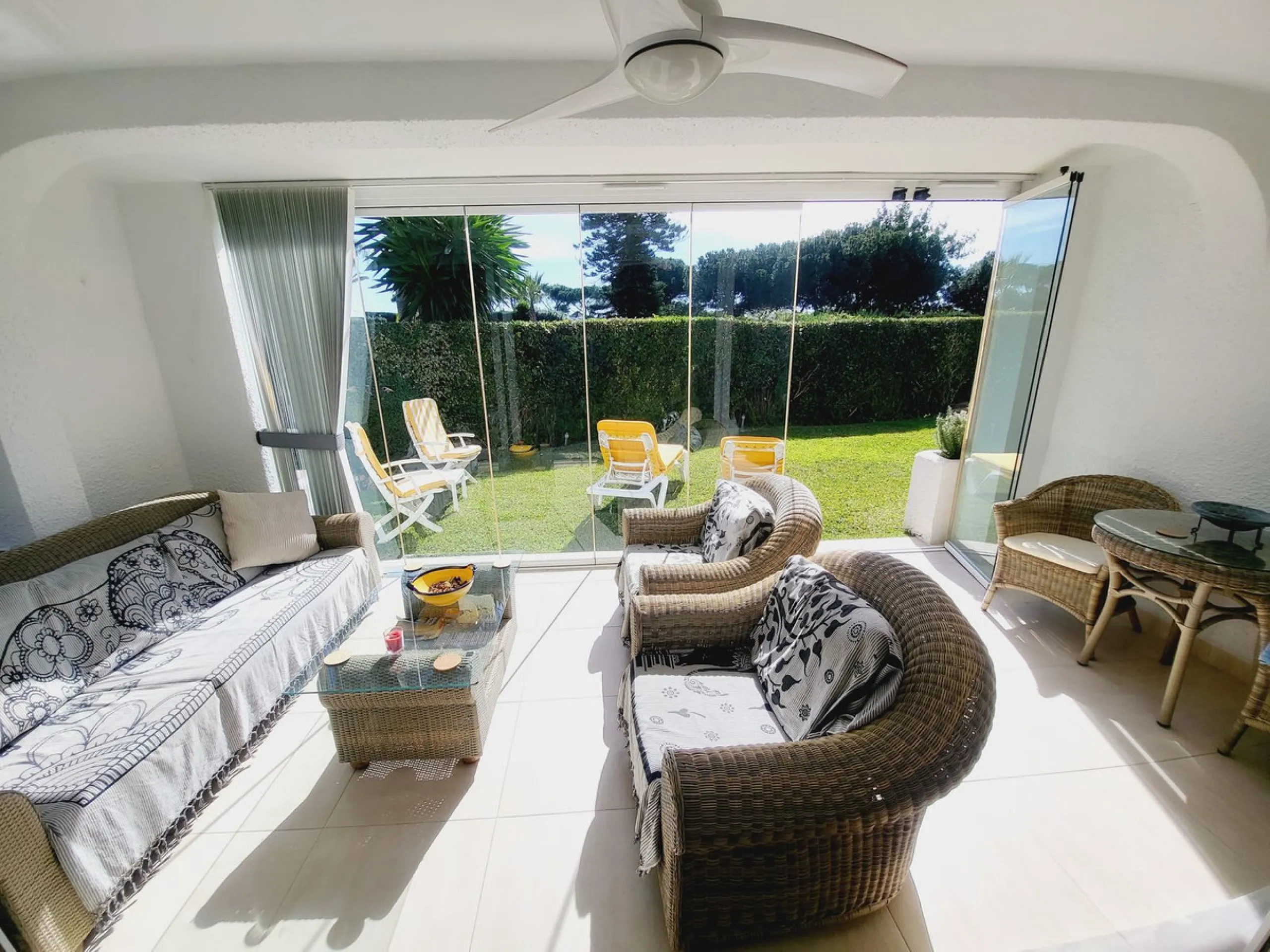 SPECTACULAR TOWNHOUSE SITUATED IN THE MUCH SOUGHT AFTER MIRAFLORES URBANISATION AND LOCATED JUST 2-3 MINUTES WALK TO THE BEACH AND WITH A WIDE RANGE OF AMENITIES RIGHT ON THE DOORSTEP.