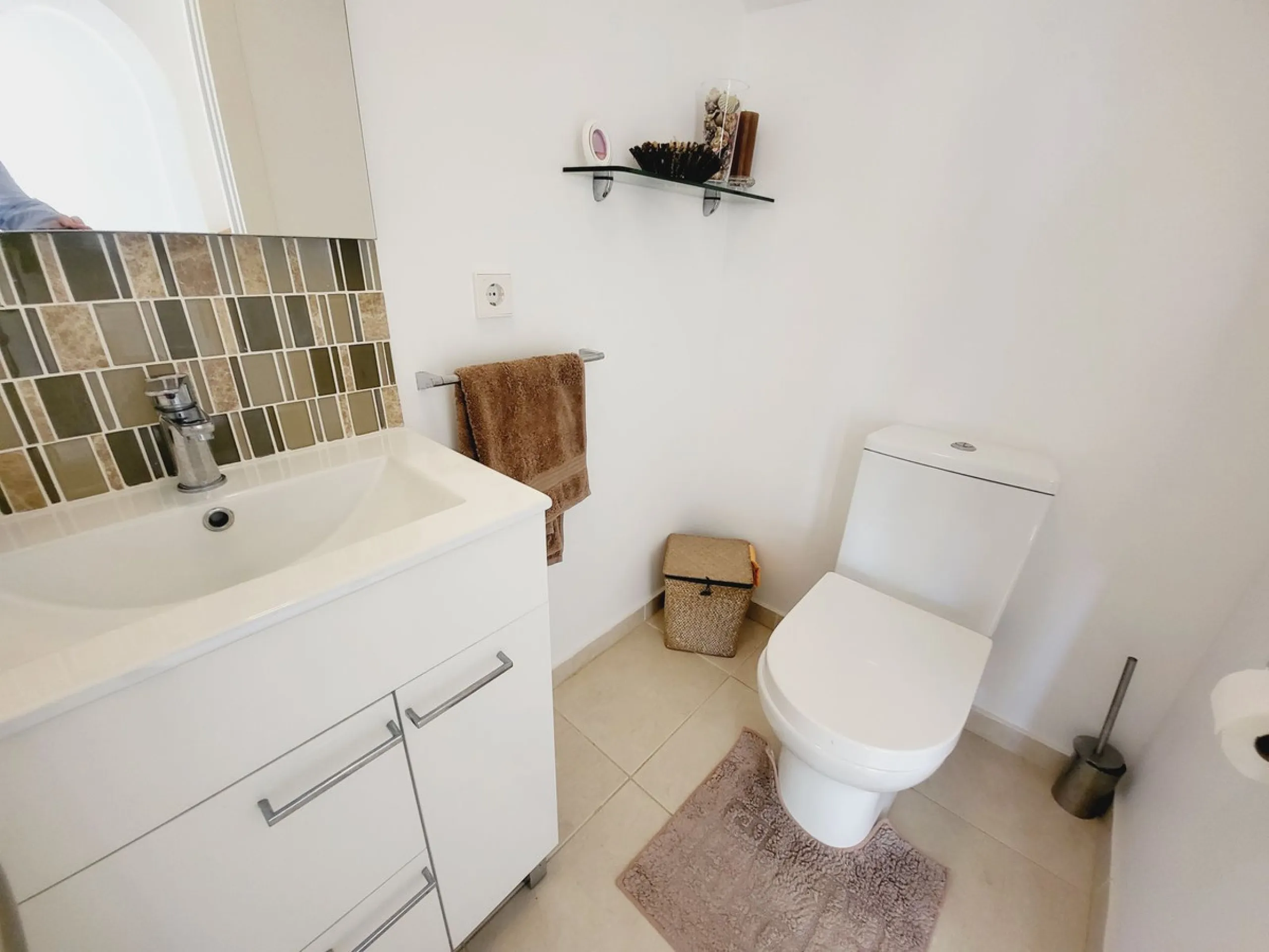 SPECTACULAR TOWNHOUSE SITUATED IN THE MUCH SOUGHT AFTER MIRAFLORES URBANISATION AND LOCATED JUST 2-3 MINUTES WALK TO THE BEACH AND WITH A WIDE RANGE OF AMENITIES RIGHT ON THE DOORSTEP.