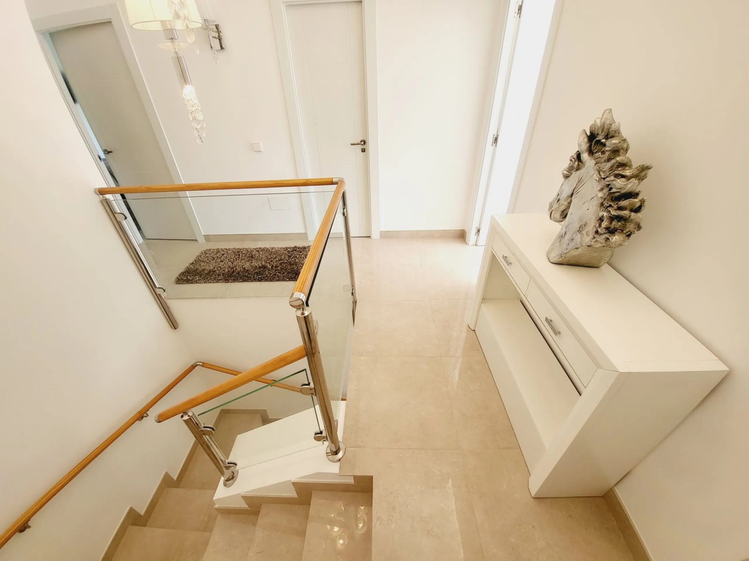 SPECTACULAR TOWNHOUSE SITUATED IN THE MUCH SOUGHT AFTER MIRAFLORES URBANISATION AND LOCATED JUST 2-3 MINUTES WALK TO THE BEACH AND WITH A WIDE RANGE OF AMENITIES RIGHT ON THE DOORSTEP.