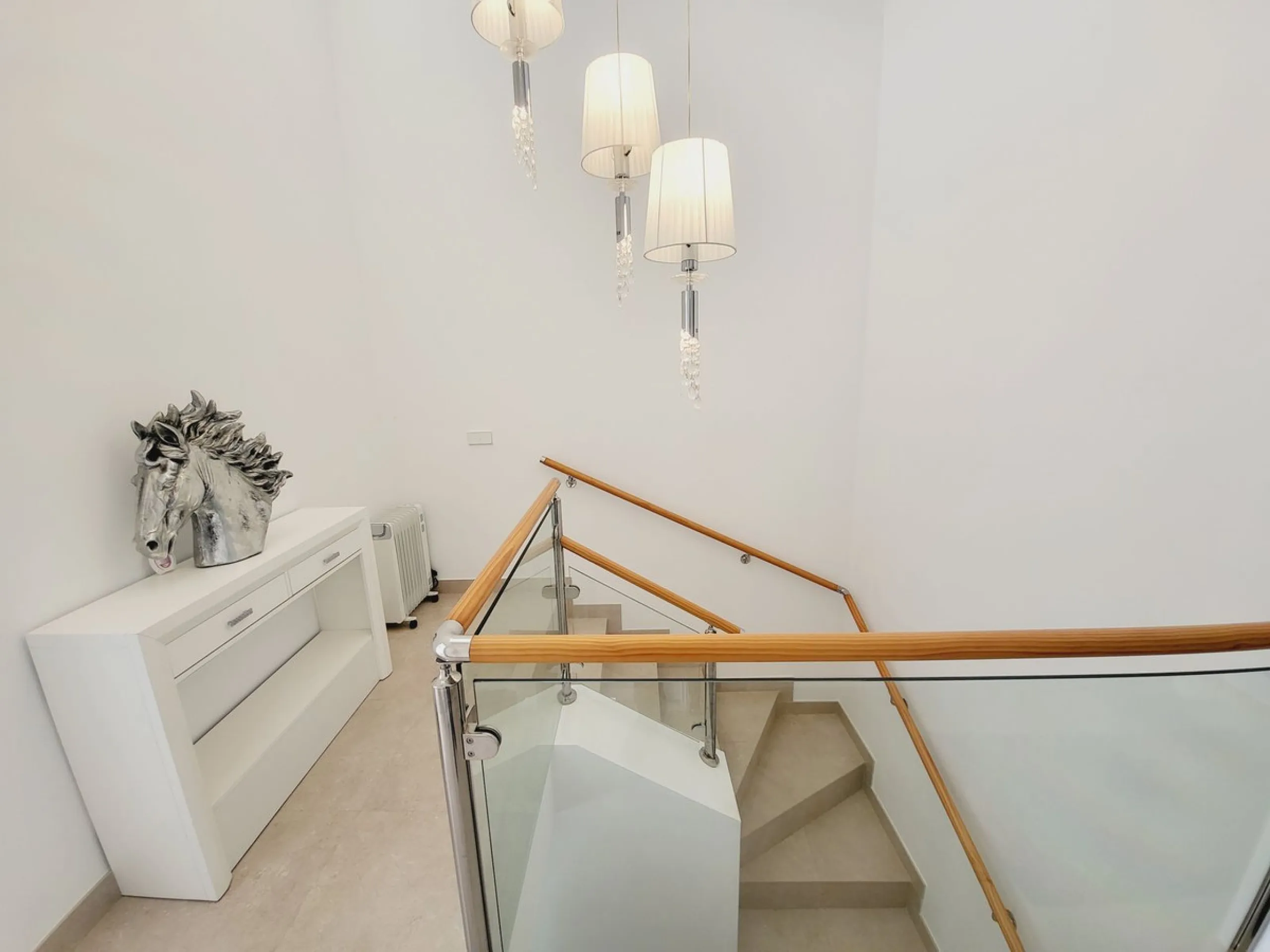 SPECTACULAR TOWNHOUSE SITUATED IN THE MUCH SOUGHT AFTER MIRAFLORES URBANISATION AND LOCATED JUST 2-3 MINUTES WALK TO THE BEACH AND WITH A WIDE RANGE OF AMENITIES RIGHT ON THE DOORSTEP.