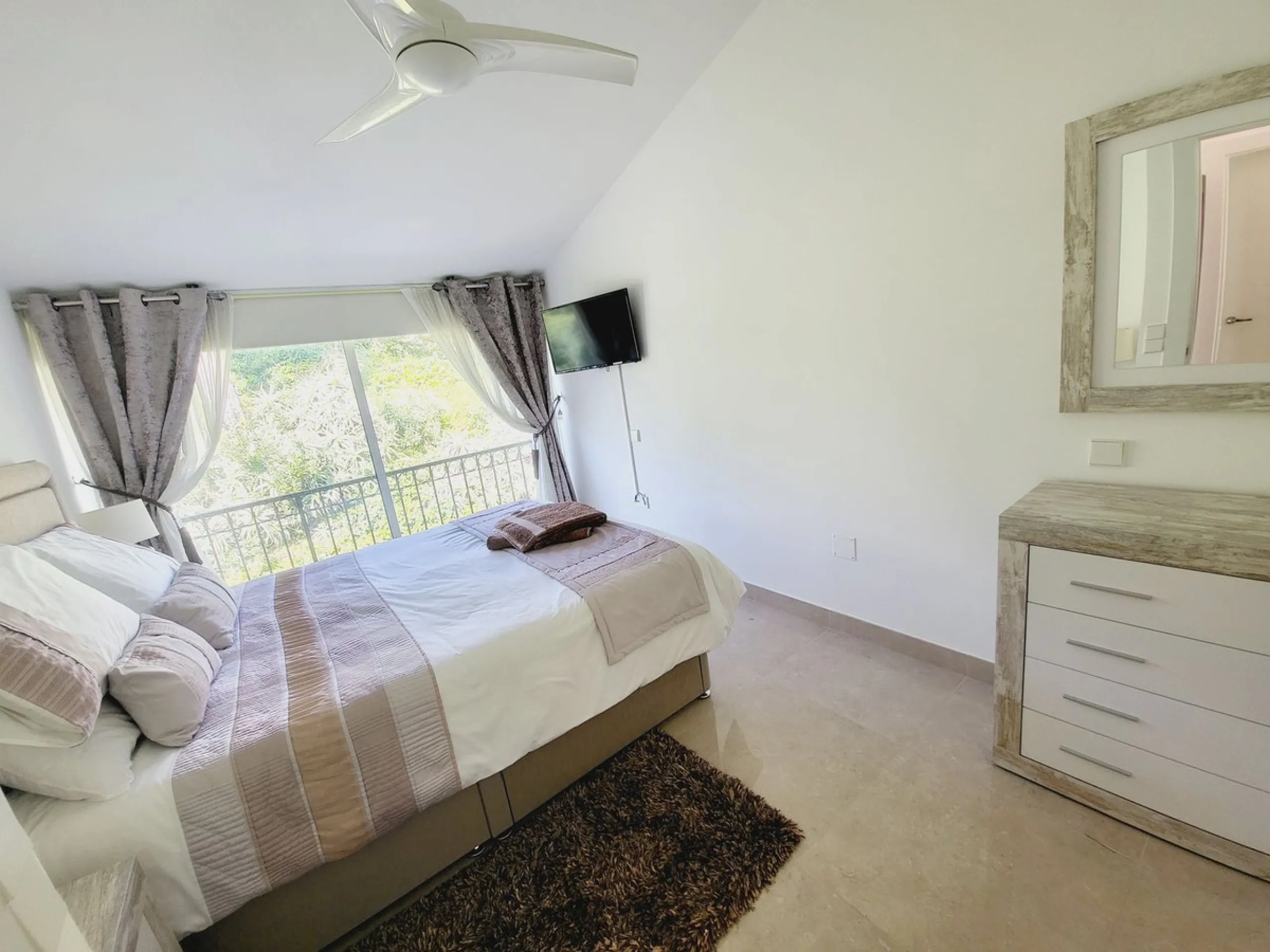 SPECTACULAR TOWNHOUSE SITUATED IN THE MUCH SOUGHT AFTER MIRAFLORES URBANISATION AND LOCATED JUST 2-3 MINUTES WALK TO THE BEACH AND WITH A WIDE RANGE OF AMENITIES RIGHT ON THE DOORSTEP.