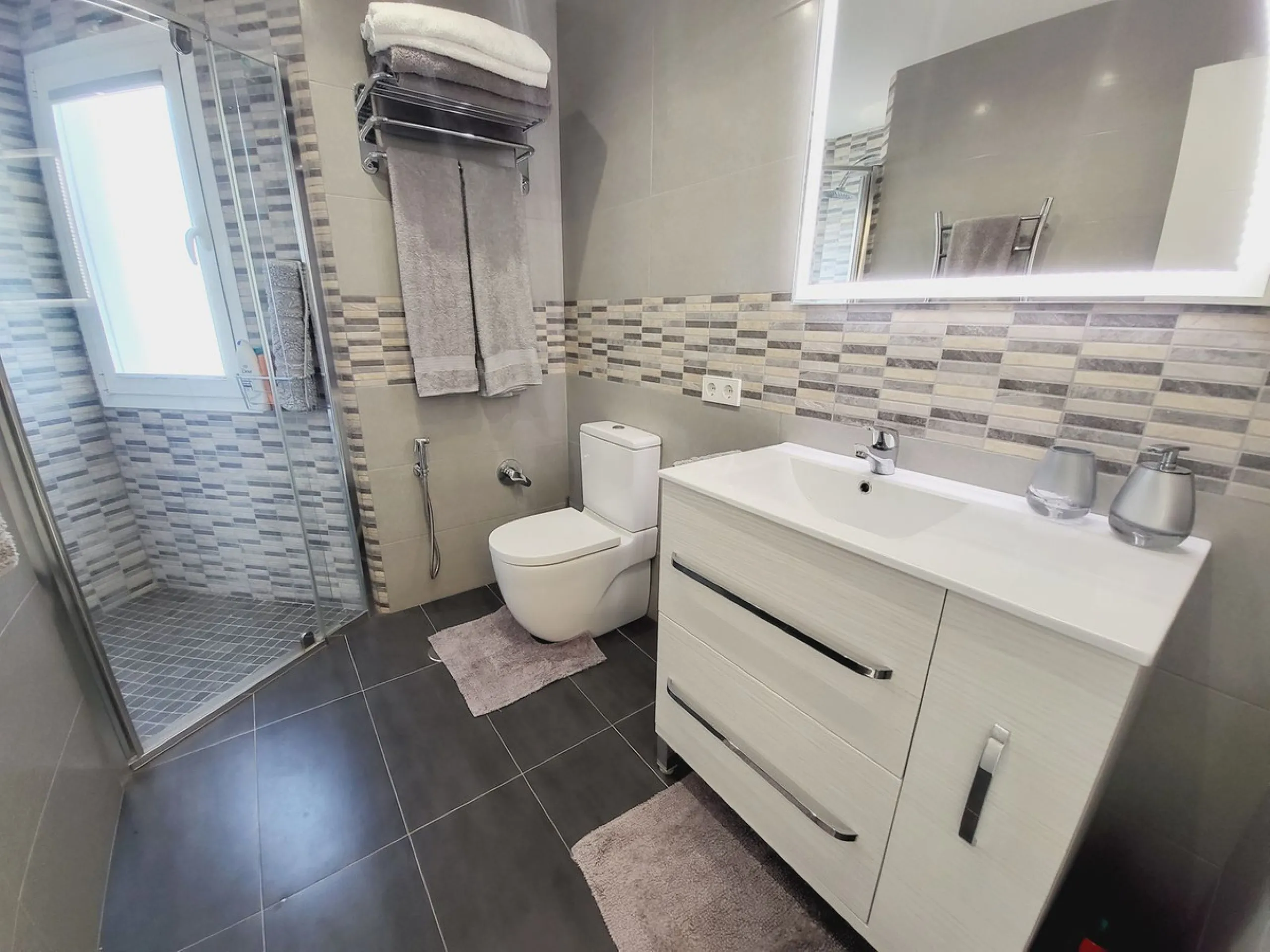 SPECTACULAR TOWNHOUSE SITUATED IN THE MUCH SOUGHT AFTER MIRAFLORES URBANISATION AND LOCATED JUST 2-3 MINUTES WALK TO THE BEACH AND WITH A WIDE RANGE OF AMENITIES RIGHT ON THE DOORSTEP.