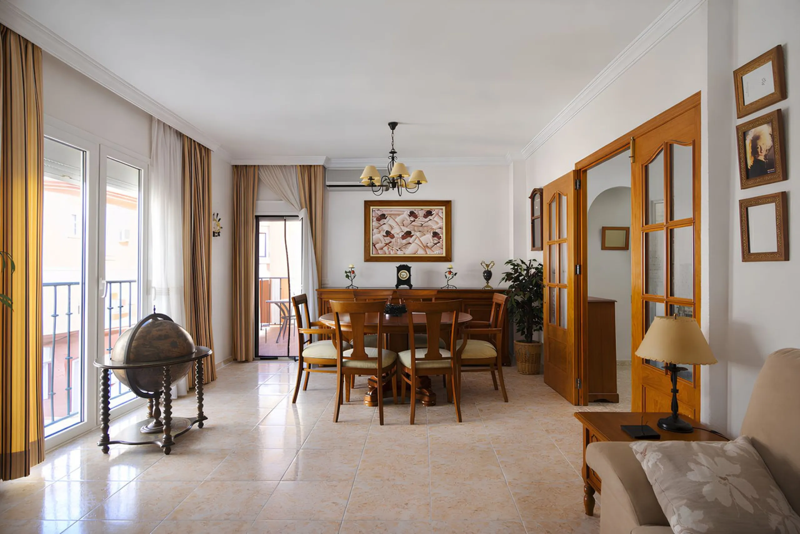 Wir freuen uns, diese prächtige Wohnung im begehrten Viertel Las Lagunas vorzustellen