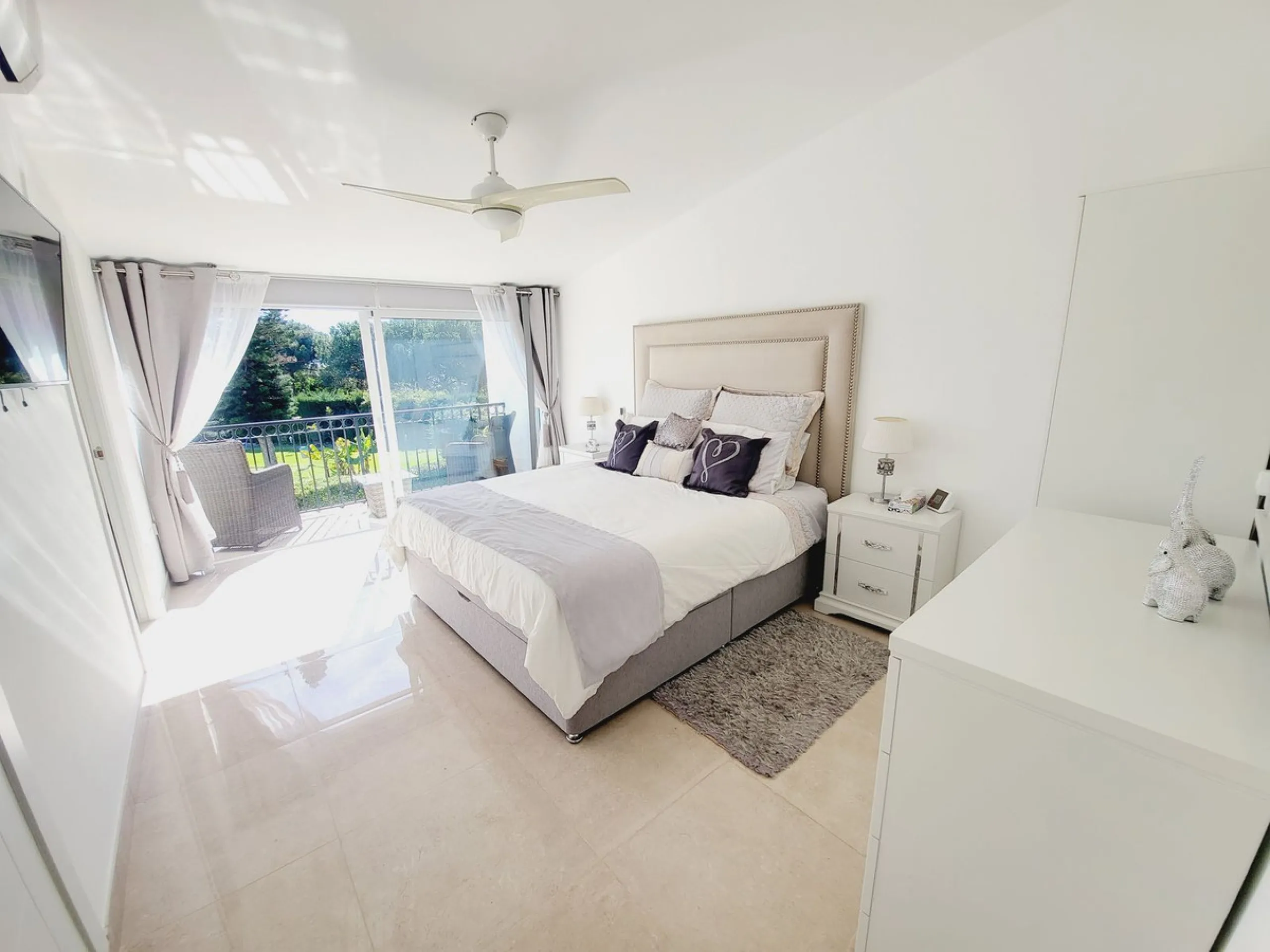 SPECTACULAR TOWNHOUSE SITUATED IN THE MUCH SOUGHT AFTER MIRAFLORES URBANISATION AND LOCATED JUST 2-3 MINUTES WALK TO THE BEACH AND WITH A WIDE RANGE OF AMENITIES RIGHT ON THE DOORSTEP.