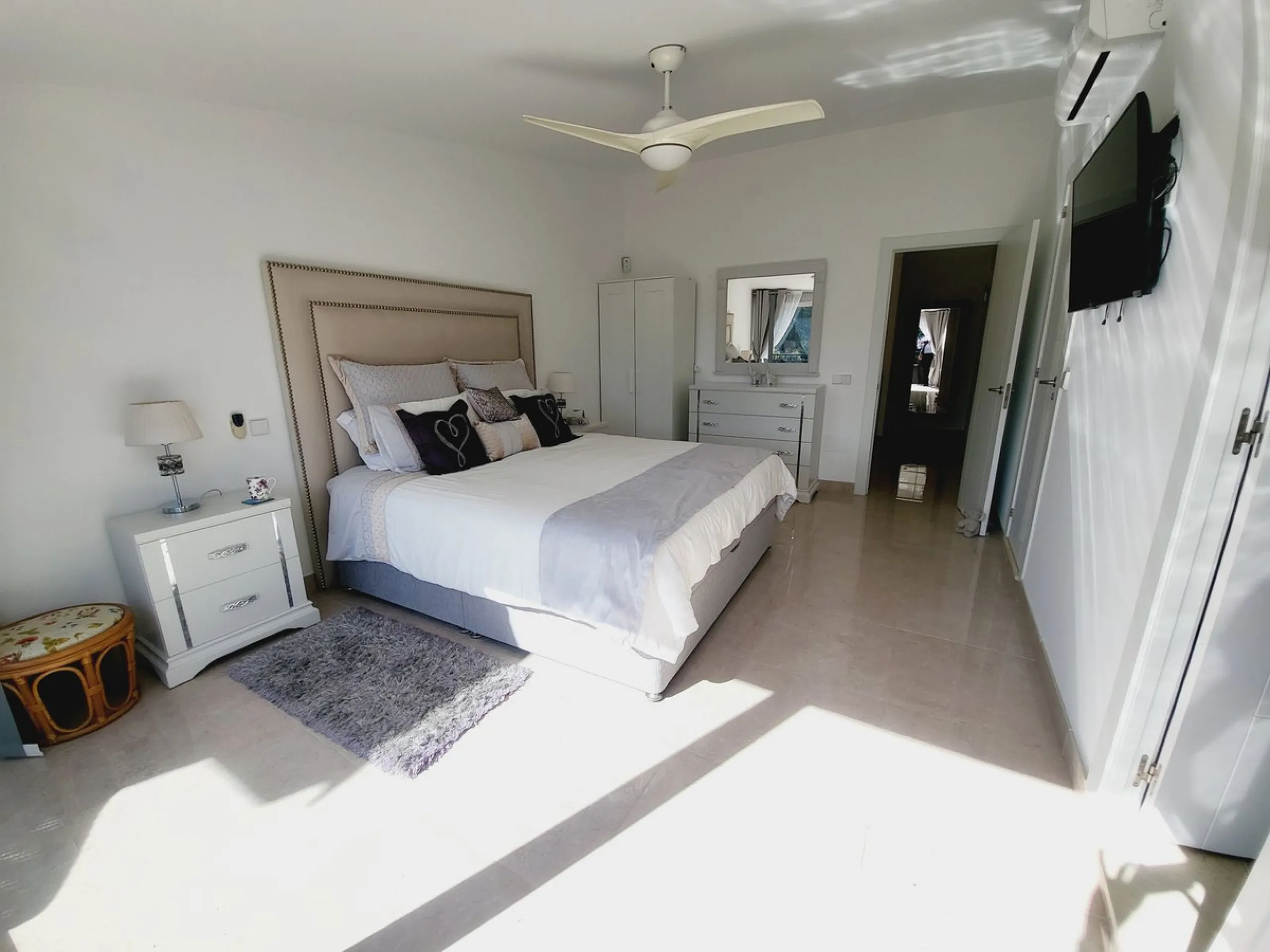 SPECTACULAR TOWNHOUSE SITUATED IN THE MUCH SOUGHT AFTER MIRAFLORES URBANISATION AND LOCATED JUST 2-3 MINUTES WALK TO THE BEACH AND WITH A WIDE RANGE OF AMENITIES RIGHT ON THE DOORSTEP.