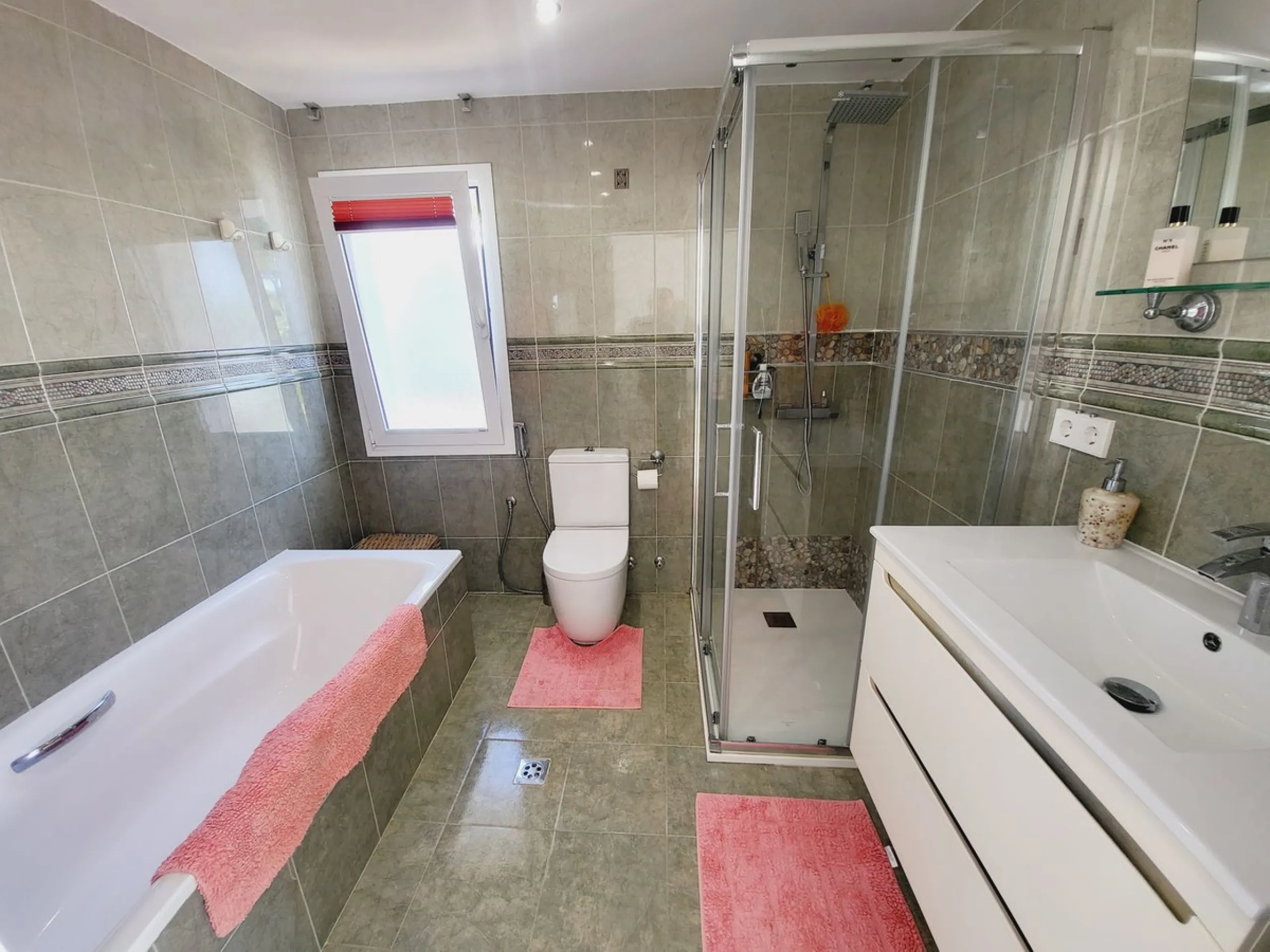 SPECTACULAR TOWNHOUSE SITUATED IN THE MUCH SOUGHT AFTER MIRAFLORES URBANISATION AND LOCATED JUST 2-3 MINUTES WALK TO THE BEACH AND WITH A WIDE RANGE OF AMENITIES RIGHT ON THE DOORSTEP.