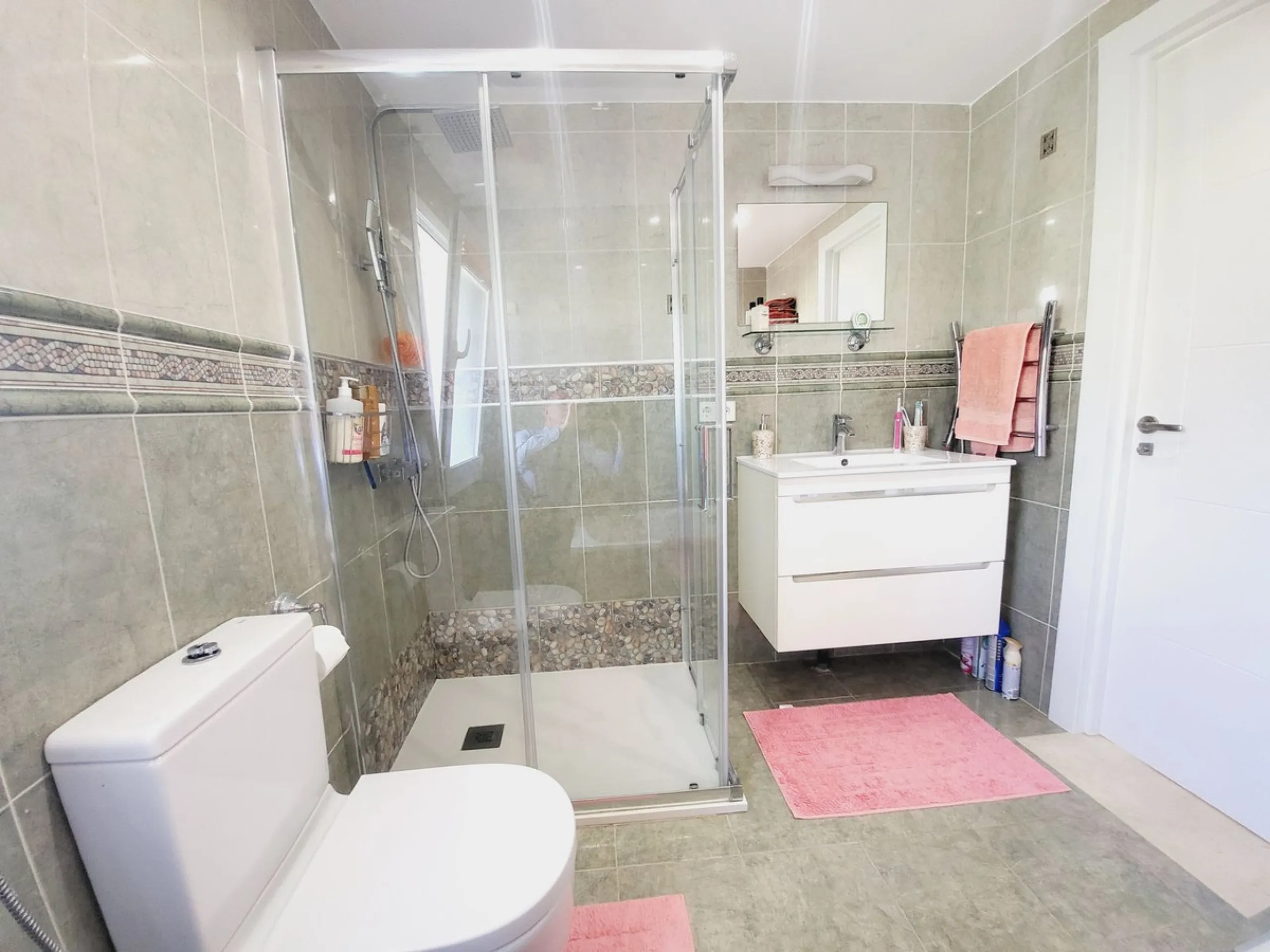 SPECTACULAR TOWNHOUSE SITUATED IN THE MUCH SOUGHT AFTER MIRAFLORES URBANISATION AND LOCATED JUST 2-3 MINUTES WALK TO THE BEACH AND WITH A WIDE RANGE OF AMENITIES RIGHT ON THE DOORSTEP.