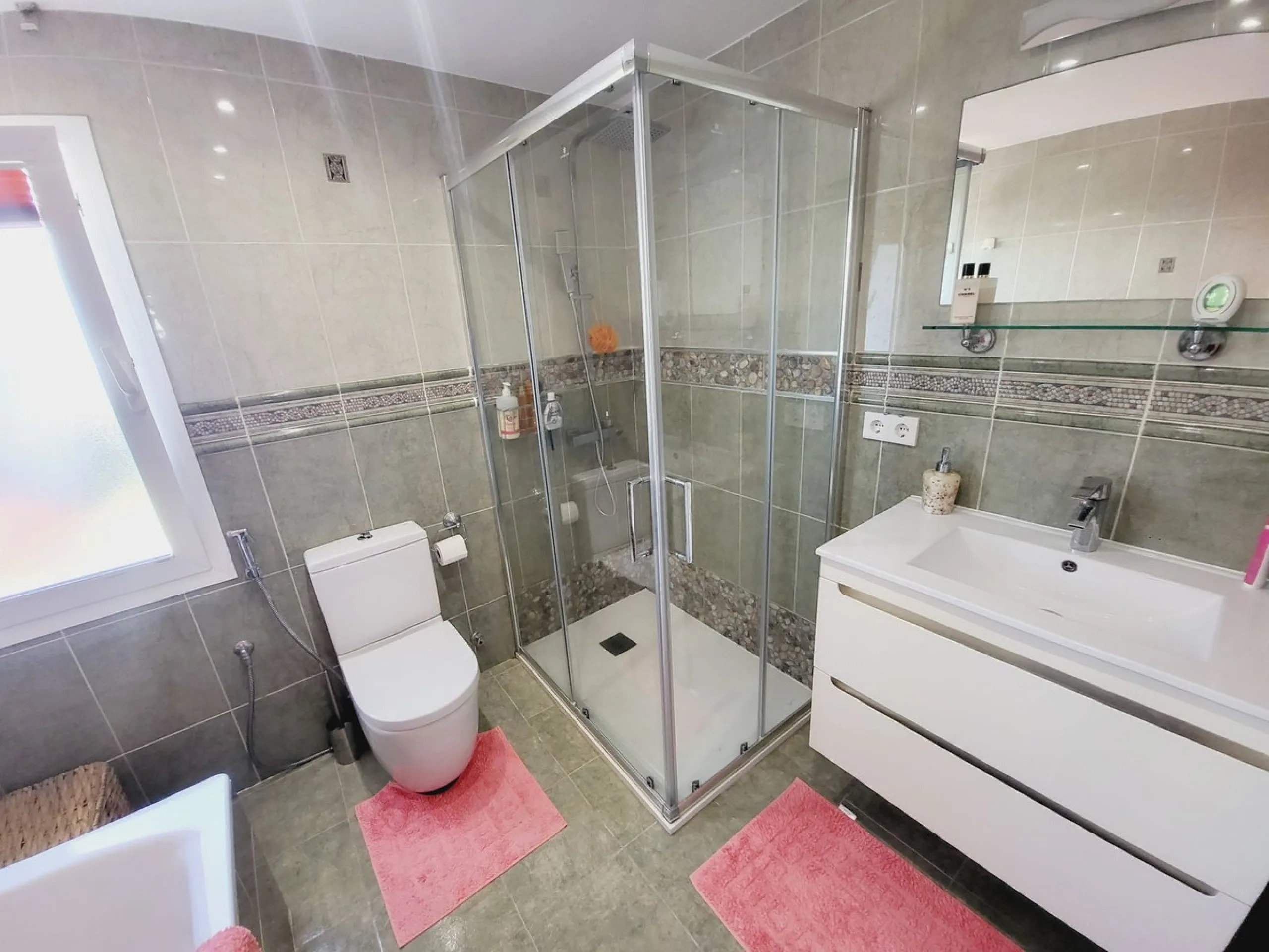 SPECTACULAR TOWNHOUSE SITUATED IN THE MUCH SOUGHT AFTER MIRAFLORES URBANISATION AND LOCATED JUST 2-3 MINUTES WALK TO THE BEACH AND WITH A WIDE RANGE OF AMENITIES RIGHT ON THE DOORSTEP.
