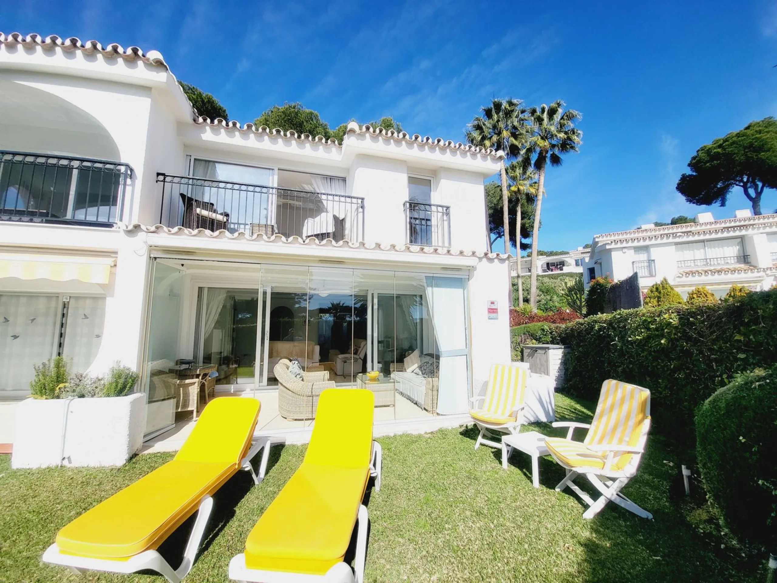 SPECTACULAR TOWNHOUSE SITUATED IN THE MUCH SOUGHT AFTER MIRAFLORES URBANISATION AND LOCATED JUST 2-3 MINUTES WALK TO THE BEACH AND WITH A WIDE RANGE OF AMENITIES RIGHT ON THE DOORSTEP.