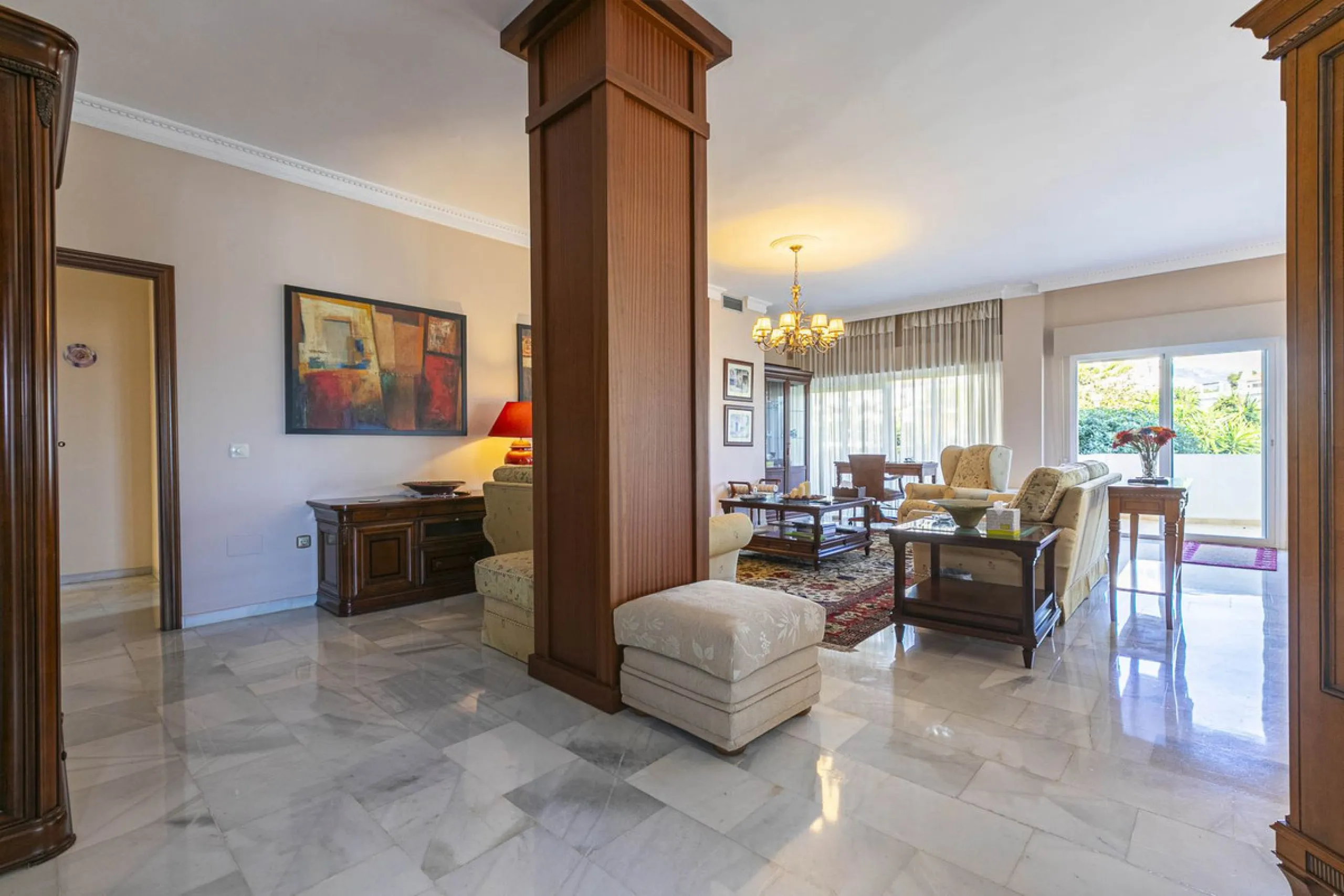 Turnkey investment opportunity in Royal Gardens, Nueva Andalucia, with transferable tourist license and proven rental income. Ideal for short- and long-term rentals or as a permanent residence.