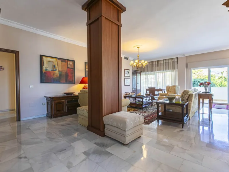 Turnkey investment opportunity in Royal Gardens, Nueva Andalucia, with transferable tourist license and proven rental income. Ideal for short- and long-term rentals or as a permanent residence.