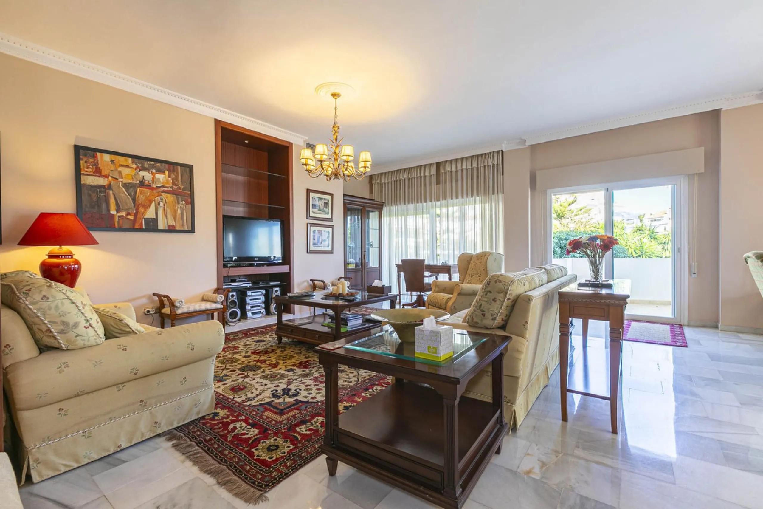 Turnkey investment opportunity in Royal Gardens, Nueva Andalucia, with transferable tourist license and proven rental income. Ideal for short- and long-term rentals or as a permanent residence.