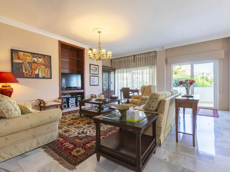 Turnkey investment opportunity in Royal Gardens, Nueva Andalucia, with transferable tourist license and proven rental income. Ideal for short- and long-term rentals or as a permanent residence.