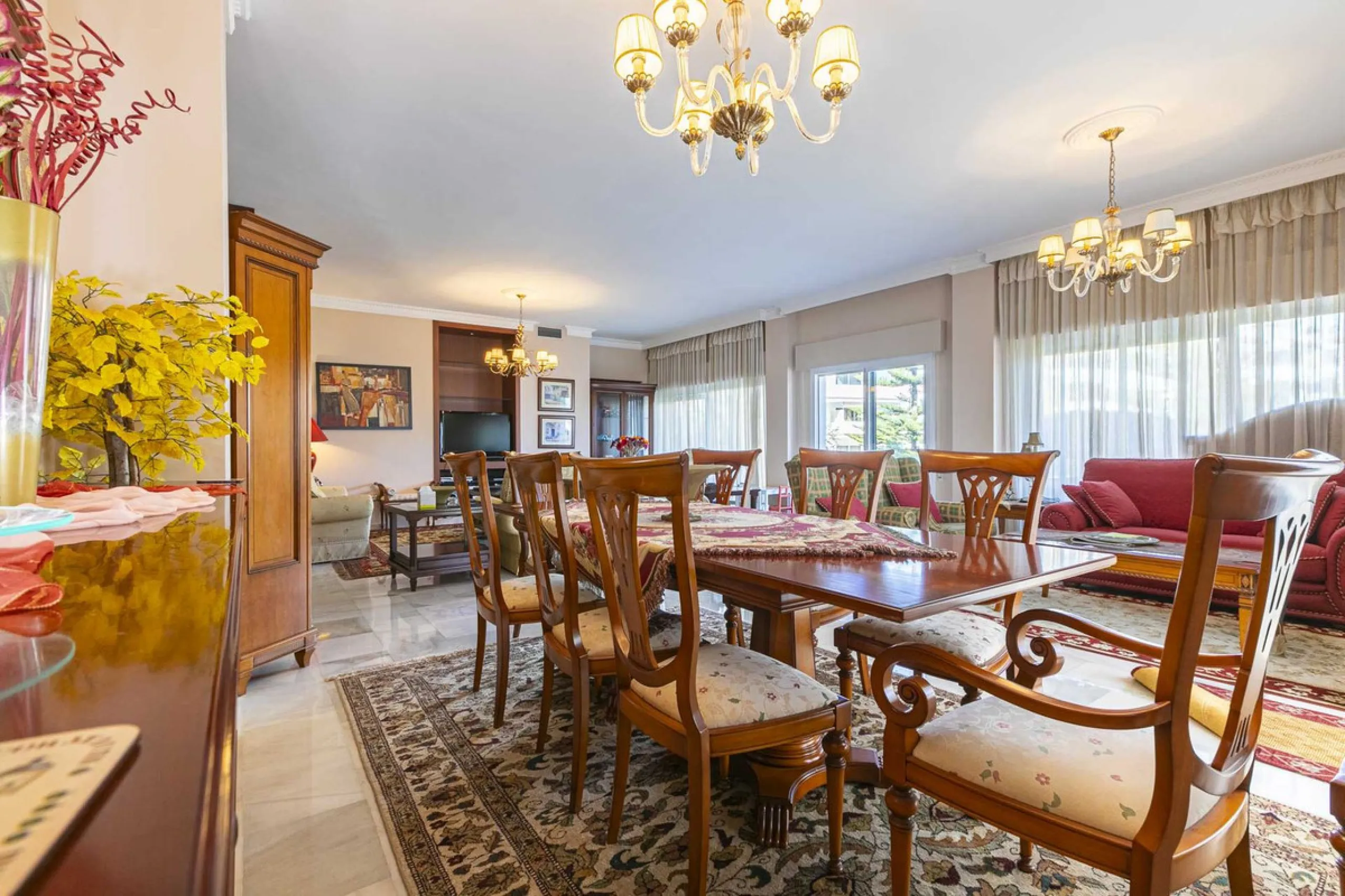 Turnkey investment opportunity in Royal Gardens, Nueva Andalucia, with transferable tourist license and proven rental income. Ideal for short- and long-term rentals or as a permanent residence.