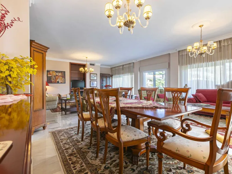 Turnkey investment opportunity in Royal Gardens, Nueva Andalucia, with transferable tourist license and proven rental income. Ideal for short- and long-term rentals or as a permanent residence.