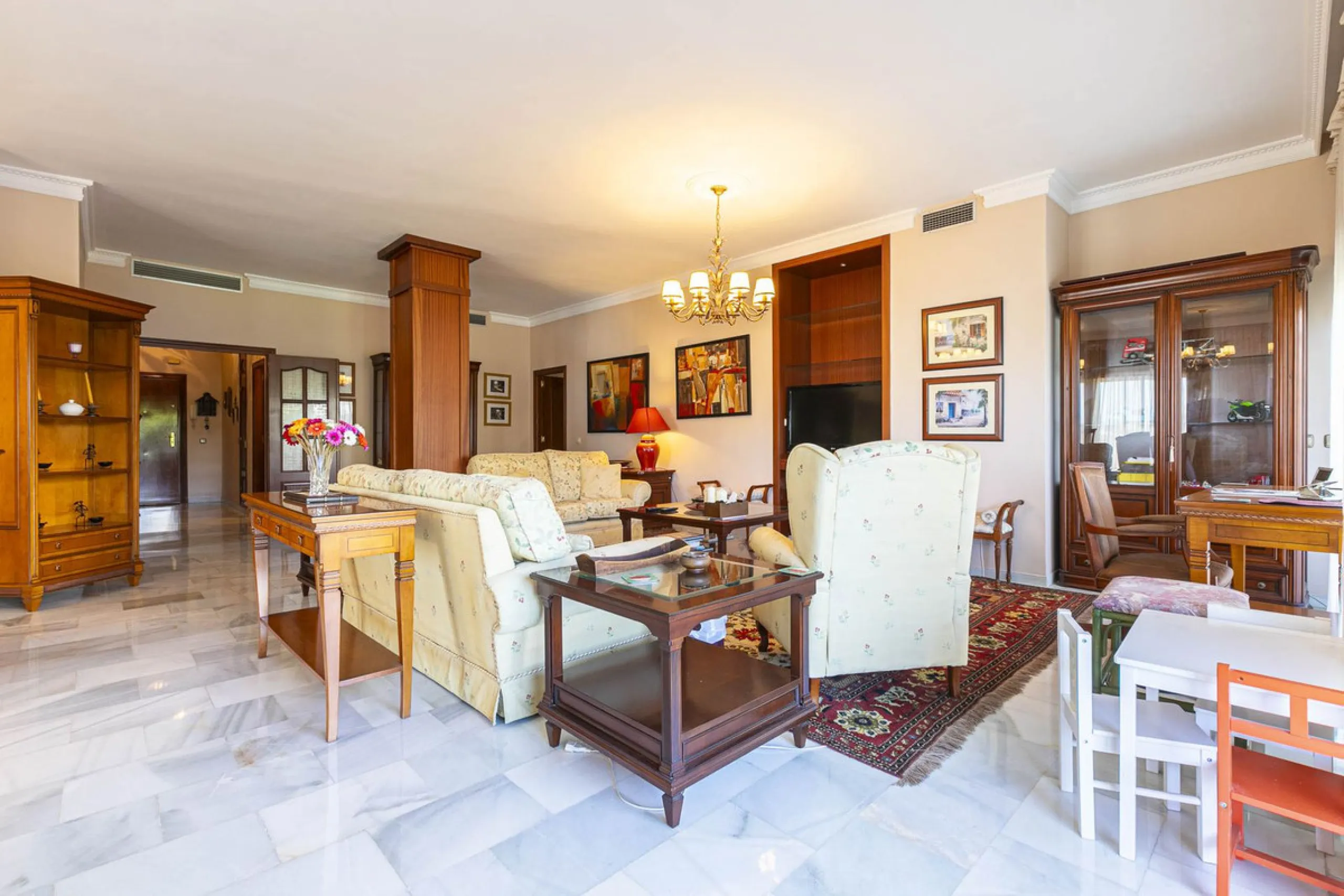 Turnkey investment opportunity in Royal Gardens, Nueva Andalucia, with transferable tourist license and proven rental income. Ideal for short- and long-term rentals or as a permanent residence.