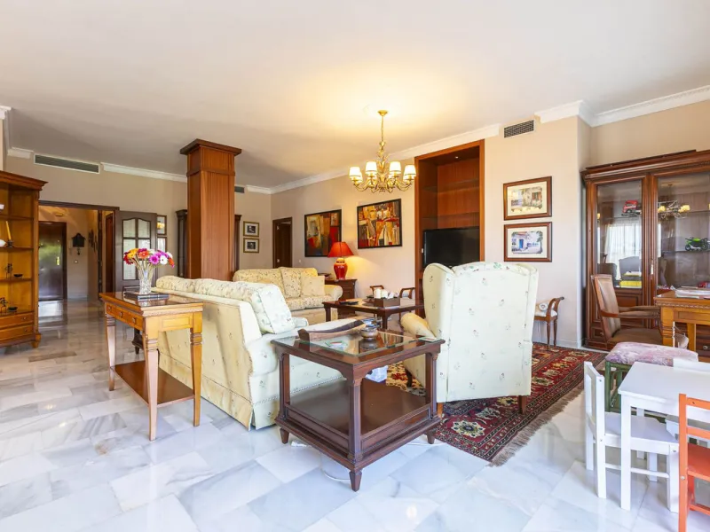 Turnkey investment opportunity in Royal Gardens, Nueva Andalucia, with transferable tourist license and proven rental income. Ideal for short- and long-term rentals or as a permanent residence.