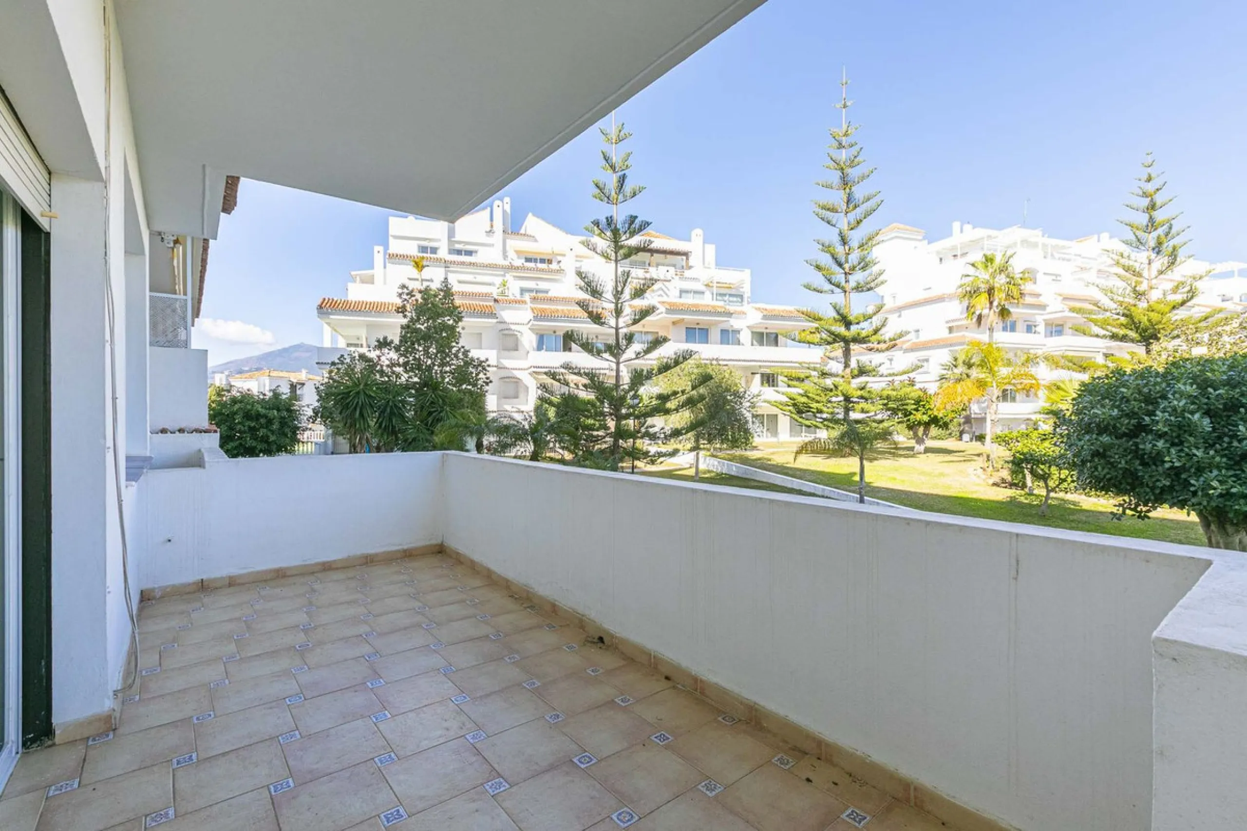 Turnkey investment opportunity in Royal Gardens, Nueva Andalucia, with transferable tourist license and proven rental income. Ideal for short- and long-term rentals or as a permanent residence.