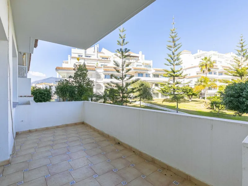 Turnkey investment opportunity in Royal Gardens, Nueva Andalucia, with transferable tourist license and proven rental income. Ideal for short- and long-term rentals or as a permanent residence.