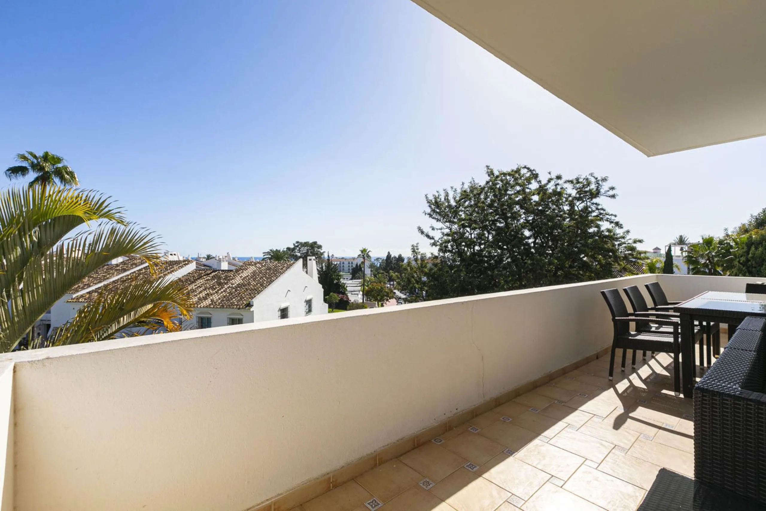 Turnkey investment opportunity in Royal Gardens, Nueva Andalucia, with transferable tourist license and proven rental income. Ideal for short- and long-term rentals or as a permanent residence.