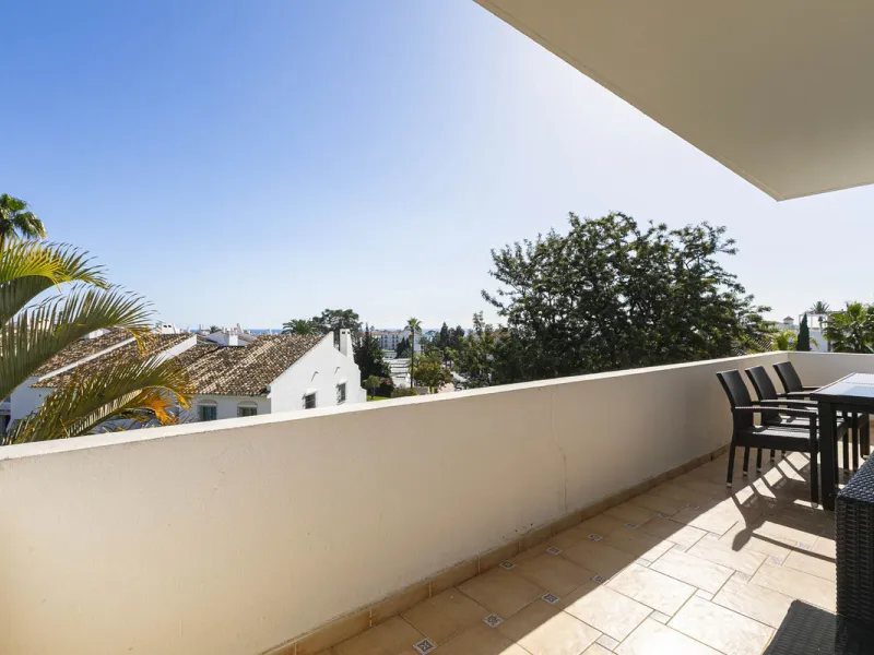 Turnkey investment opportunity in Royal Gardens, Nueva Andalucia, with transferable tourist license and proven rental income. Ideal for short- and long-term rentals or as a permanent residence.