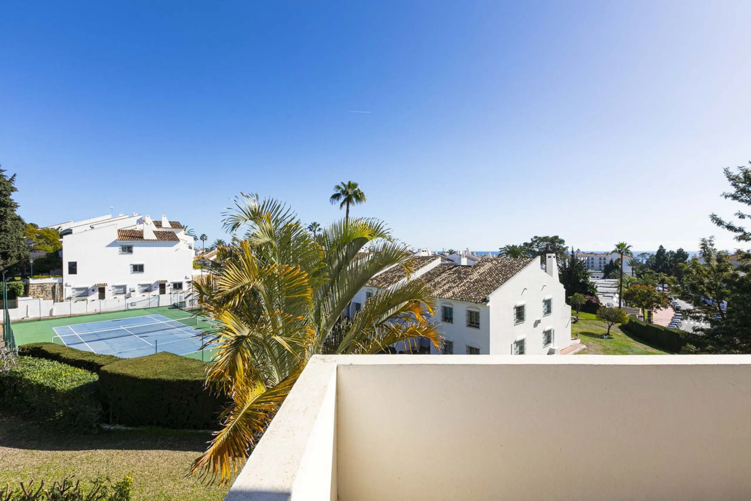 Turnkey investment opportunity in Royal Gardens, Nueva Andalucia, with transferable tourist license and proven rental income. Ideal for short- and long-term rentals or as a permanent residence.