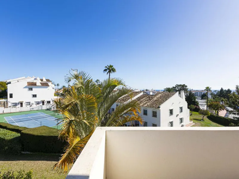 Turnkey investment opportunity in Royal Gardens, Nueva Andalucia, with transferable tourist license and proven rental income. Ideal for short- and long-term rentals or as a permanent residence.