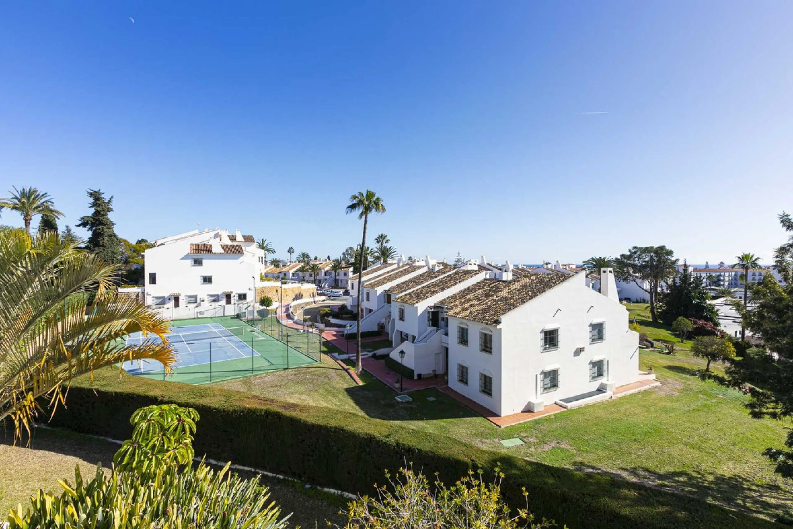 Turnkey investment opportunity in Royal Gardens, Nueva Andalucia, with transferable tourist license and proven rental income. Ideal for short- and long-term rentals or as a permanent residence.