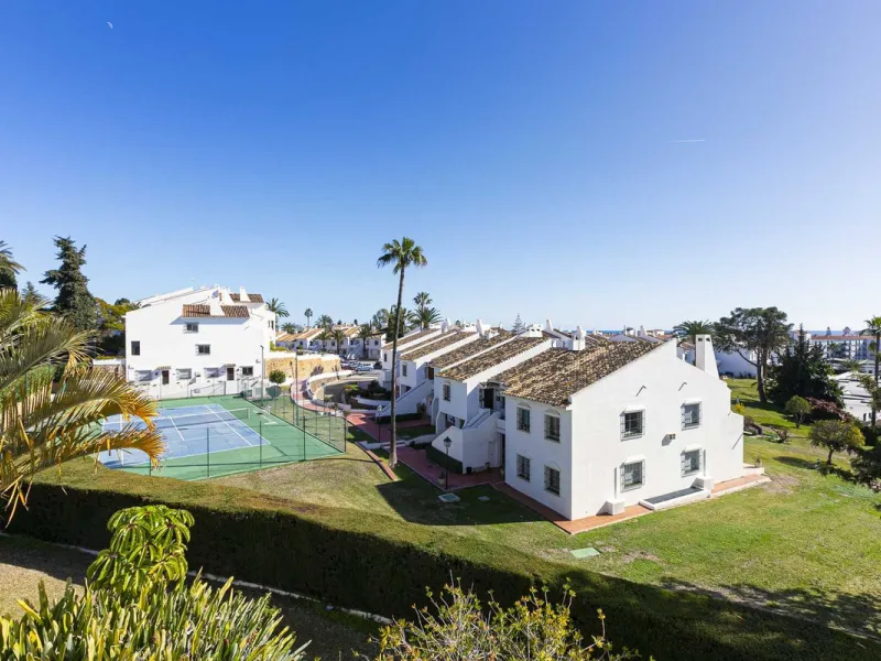 Turnkey investment opportunity in Royal Gardens, Nueva Andalucia, with transferable tourist license and proven rental income. Ideal for short- and long-term rentals or as a permanent residence.