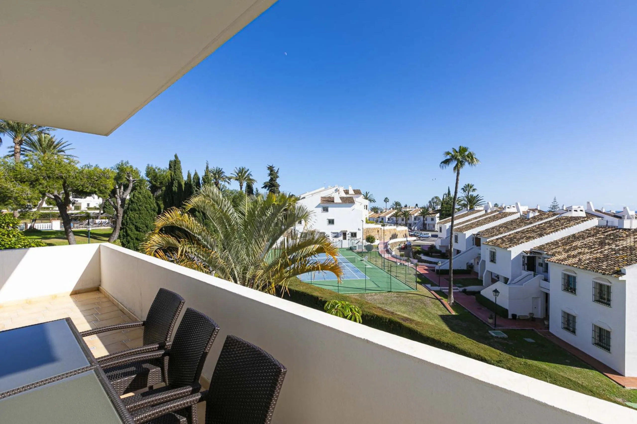 Turnkey investment opportunity in Royal Gardens, Nueva Andalucia, with transferable tourist license and proven rental income. Ideal for short- and long-term rentals or as a permanent residence.