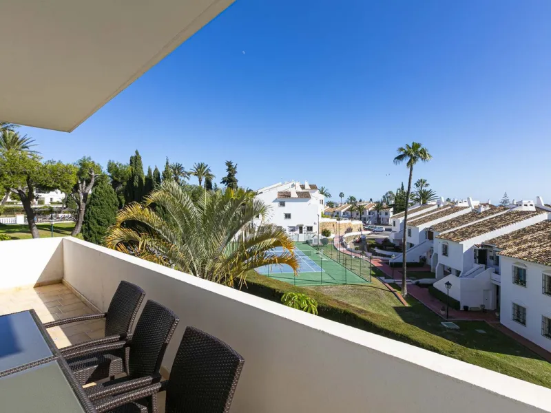 Turnkey investment opportunity in Royal Gardens, Nueva Andalucia, with transferable tourist license and proven rental income. Ideal for short- and long-term rentals or as a permanent residence.