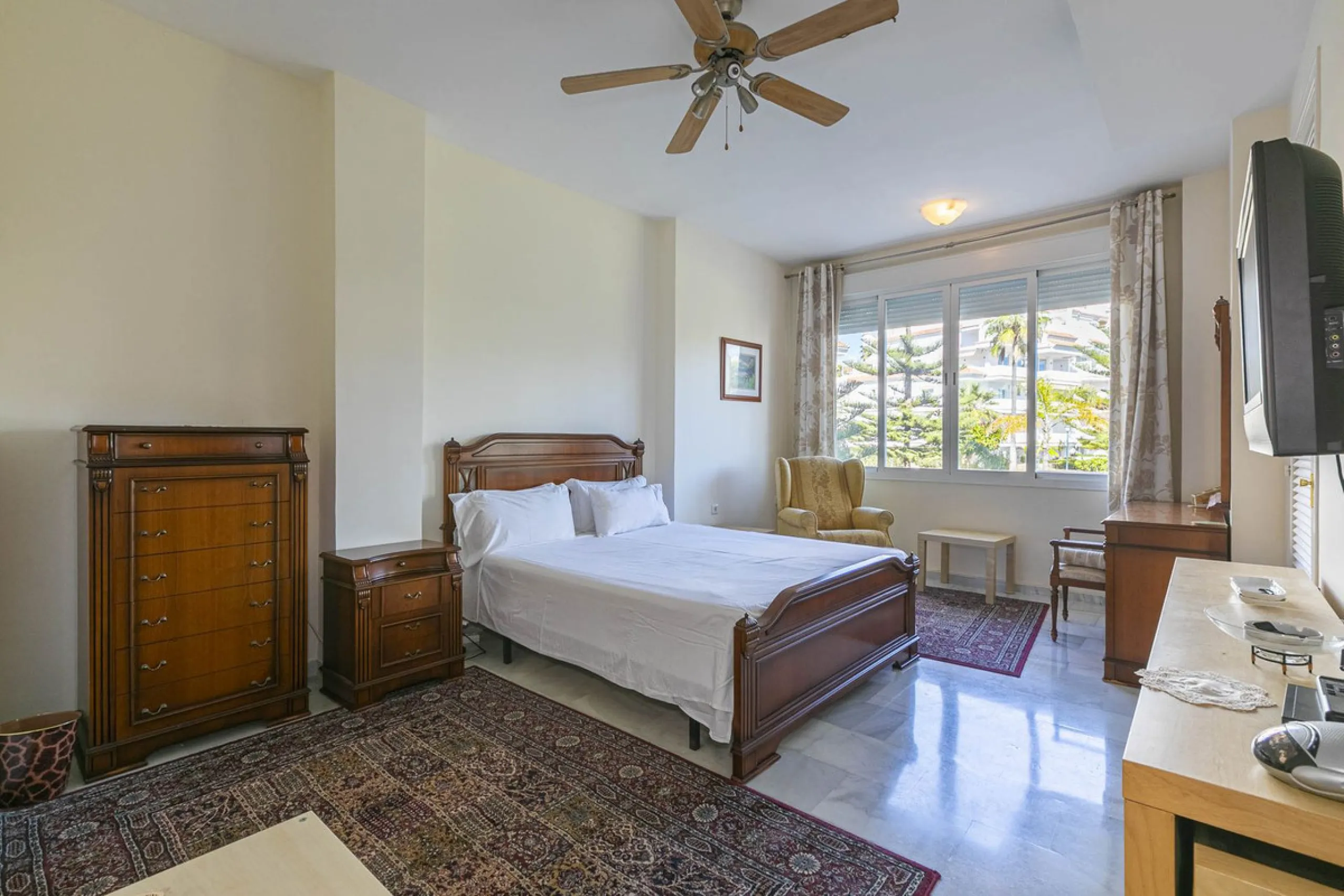 Turnkey investment opportunity in Royal Gardens, Nueva Andalucia, with transferable tourist license and proven rental income. Ideal for short- and long-term rentals or as a permanent residence.
