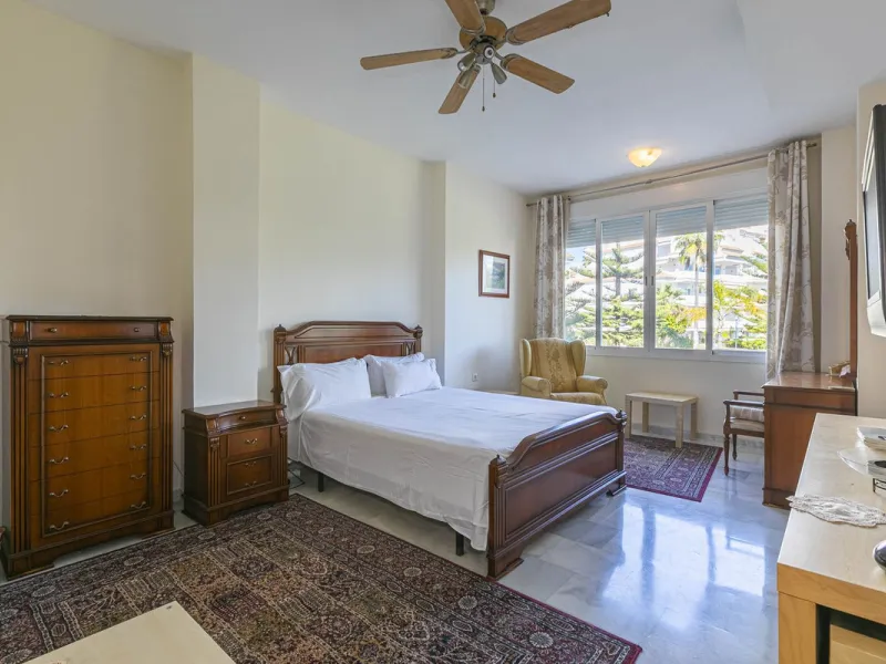Turnkey investment opportunity in Royal Gardens, Nueva Andalucia, with transferable tourist license and proven rental income. Ideal for short- and long-term rentals or as a permanent residence.