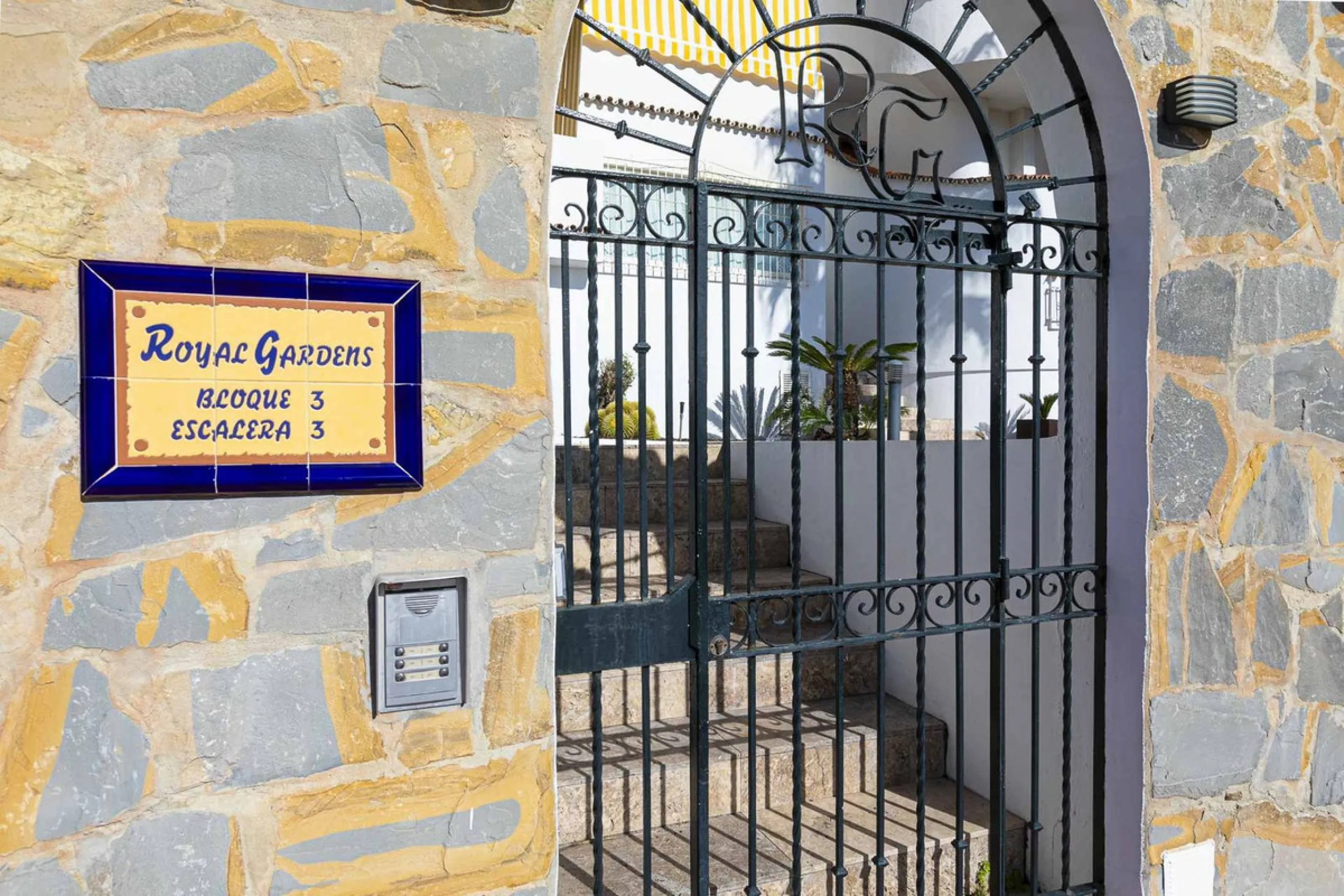 Turnkey investment opportunity in Royal Gardens, Nueva Andalucia, with transferable tourist license and proven rental income. Ideal for short- and long-term rentals or as a permanent residence.