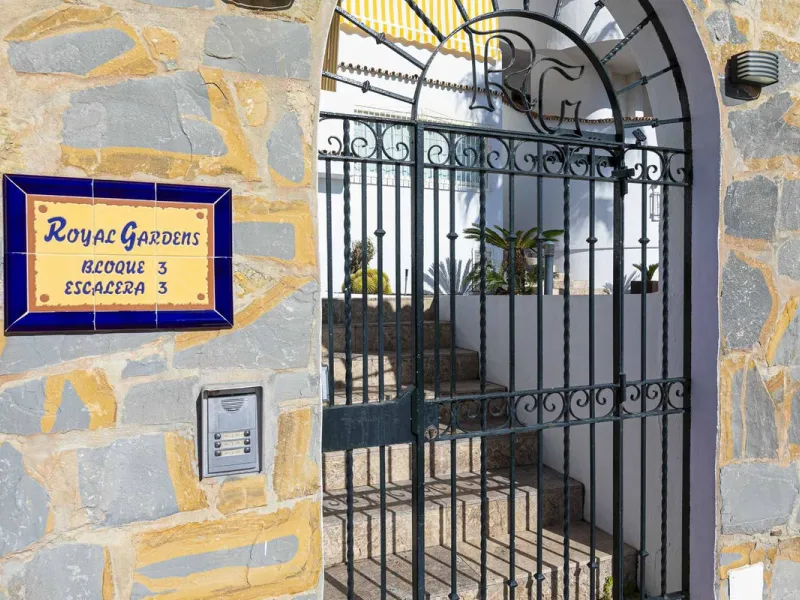 Turnkey investment opportunity in Royal Gardens, Nueva Andalucia, with transferable tourist license and proven rental income. Ideal for short- and long-term rentals or as a permanent residence.