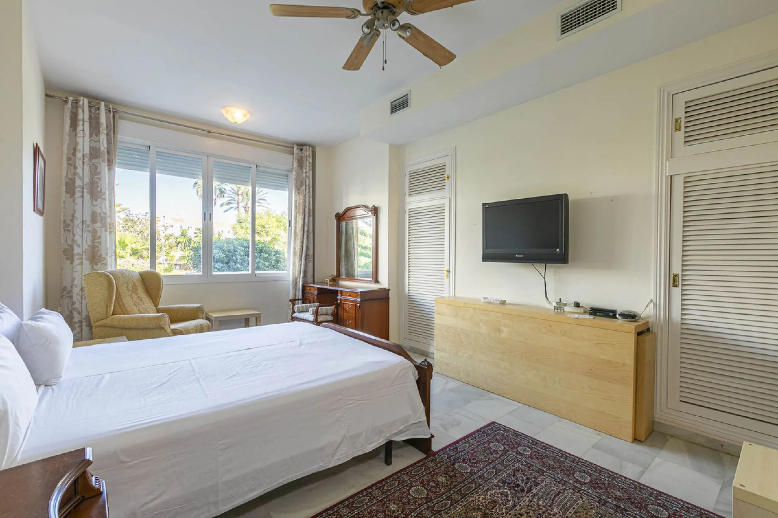 Turnkey investment opportunity in Royal Gardens, Nueva Andalucia, with transferable tourist license and proven rental income. Ideal for short- and long-term rentals or as a permanent residence.
