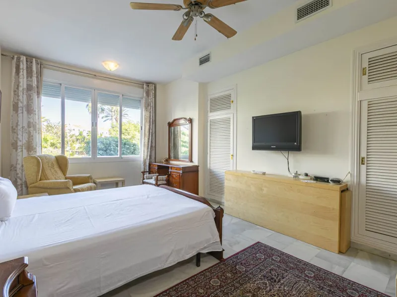 Turnkey investment opportunity in Royal Gardens, Nueva Andalucia, with transferable tourist license and proven rental income. Ideal for short- and long-term rentals or as a permanent residence.