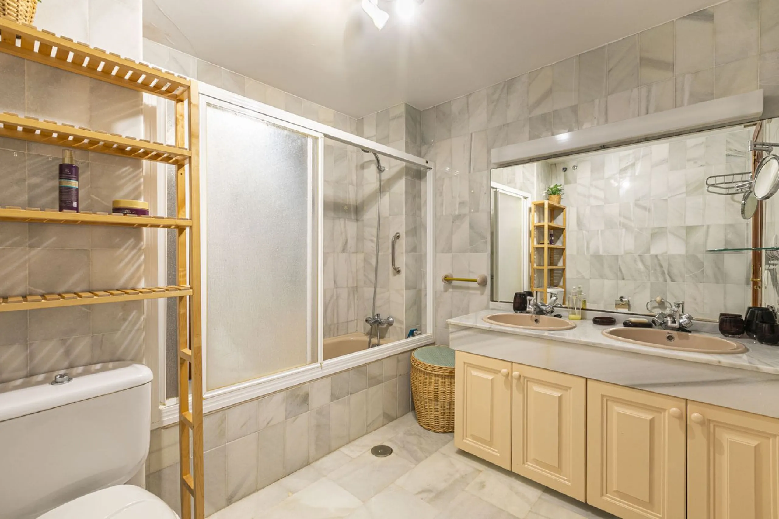Turnkey investment opportunity in Royal Gardens, Nueva Andalucia, with transferable tourist license and proven rental income. Ideal for short- and long-term rentals or as a permanent residence.