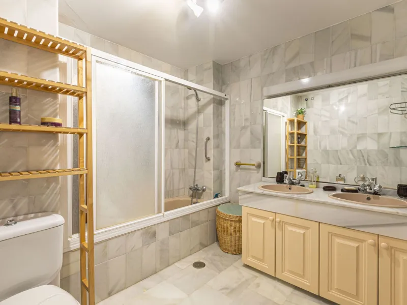 Turnkey investment opportunity in Royal Gardens, Nueva Andalucia, with transferable tourist license and proven rental income. Ideal for short- and long-term rentals or as a permanent residence.