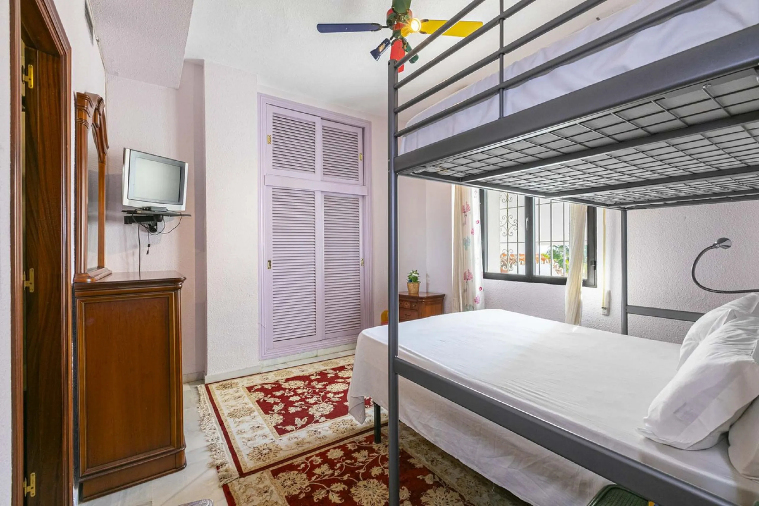 Turnkey investment opportunity in Royal Gardens, Nueva Andalucia, with transferable tourist license and proven rental income. Ideal for short- and long-term rentals or as a permanent residence.