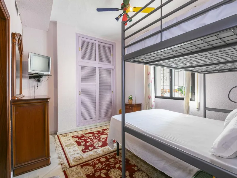 Turnkey investment opportunity in Royal Gardens, Nueva Andalucia, with transferable tourist license and proven rental income. Ideal for short- and long-term rentals or as a permanent residence.