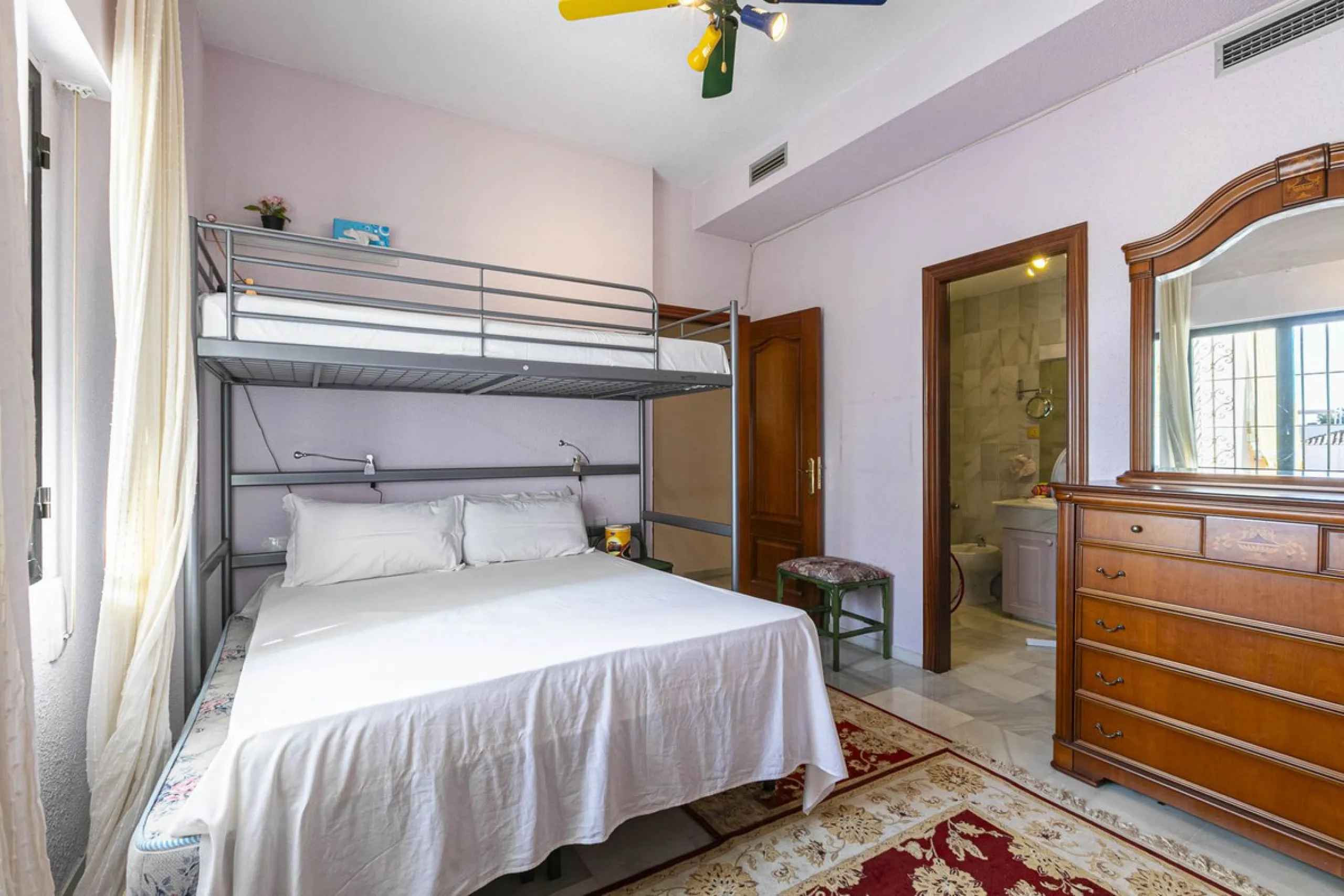 Turnkey investment opportunity in Royal Gardens, Nueva Andalucia, with transferable tourist license and proven rental income. Ideal for short- and long-term rentals or as a permanent residence.