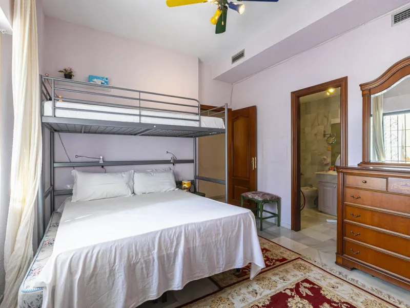 Turnkey investment opportunity in Royal Gardens, Nueva Andalucia, with transferable tourist license and proven rental income. Ideal for short- and long-term rentals or as a permanent residence.