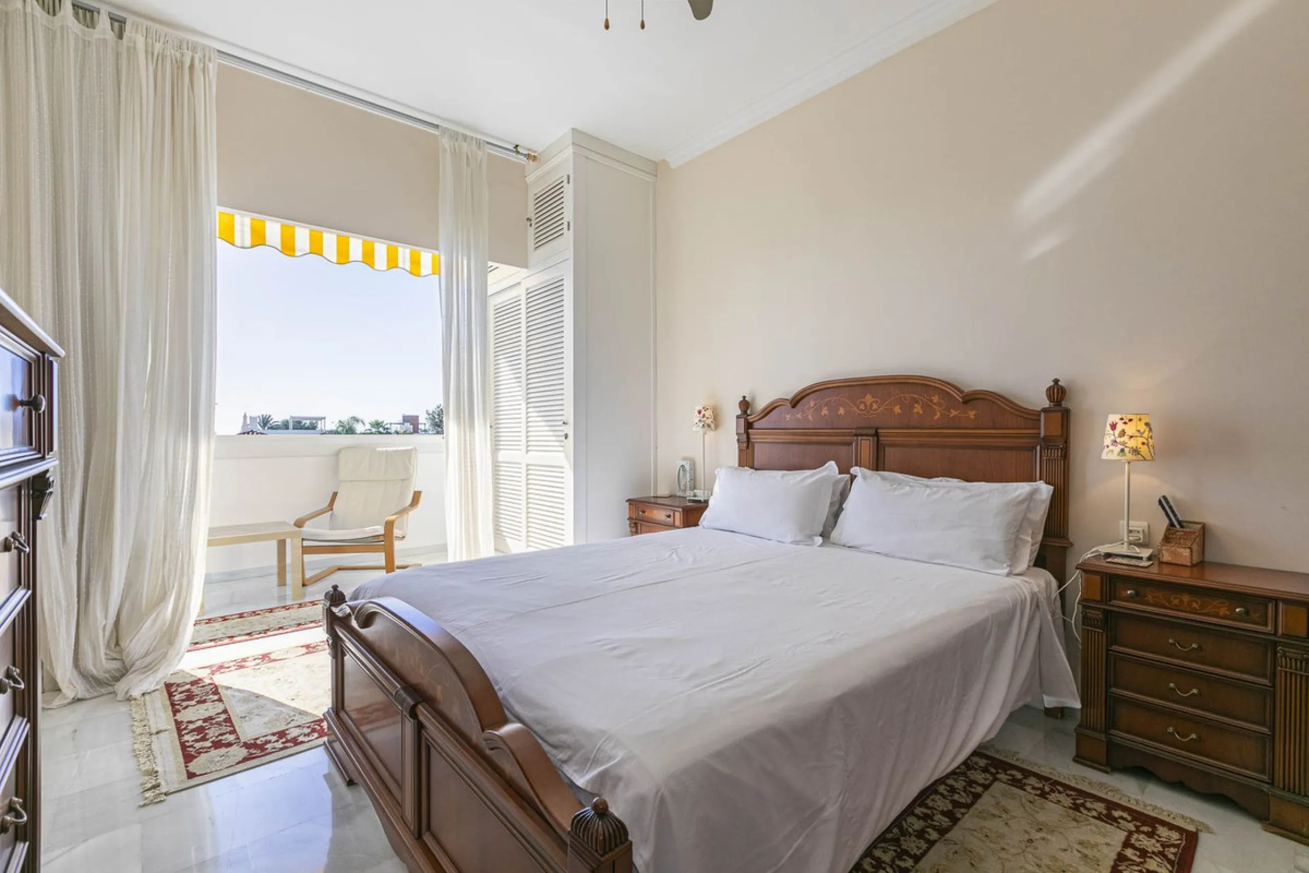 Turnkey investment opportunity in Royal Gardens, Nueva Andalucia, with transferable tourist license and proven rental income. Ideal for short- and long-term rentals or as a permanent residence.