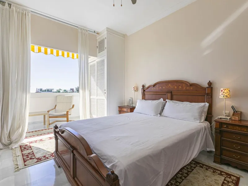 Turnkey investment opportunity in Royal Gardens, Nueva Andalucia, with transferable tourist license and proven rental income. Ideal for short- and long-term rentals or as a permanent residence.