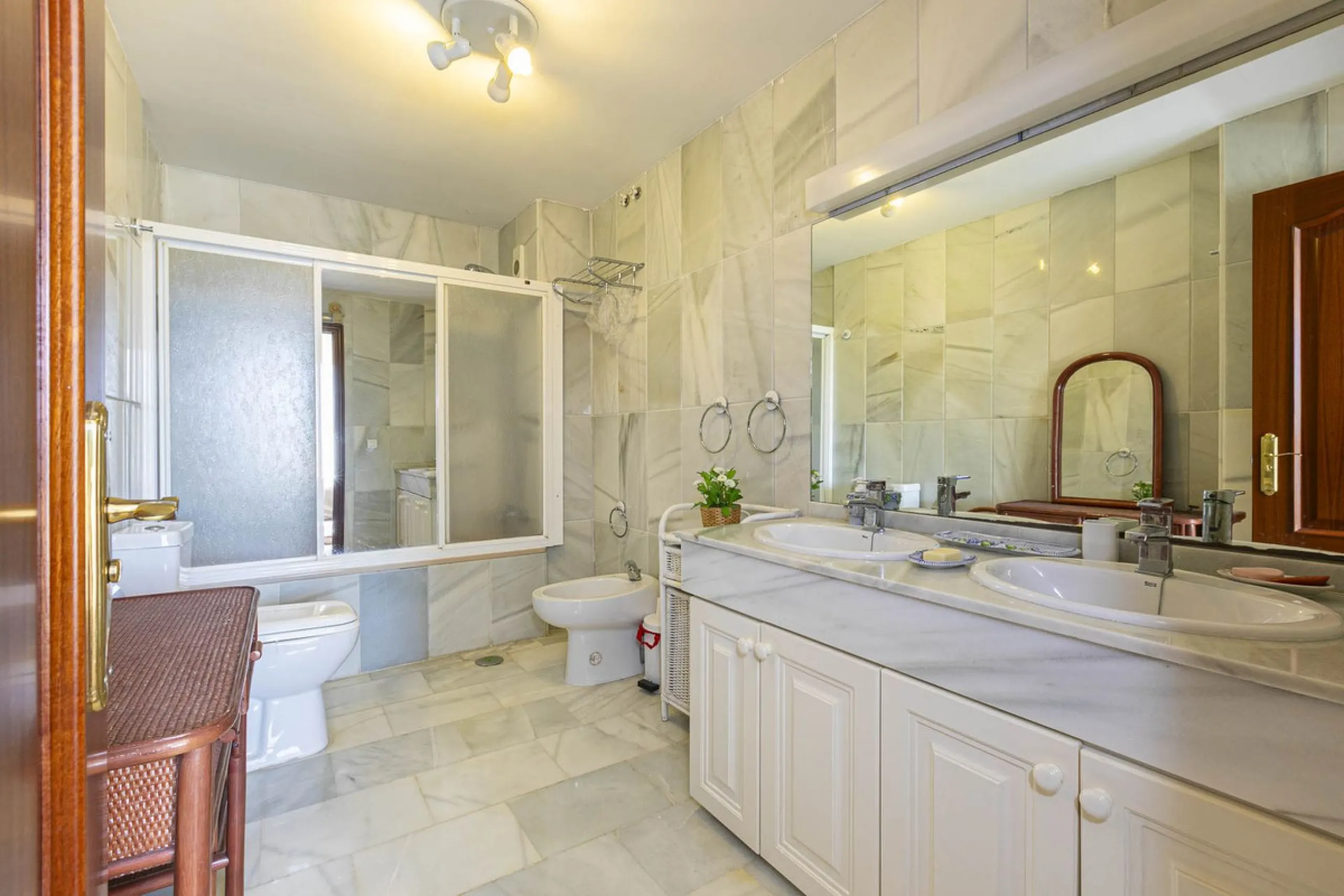 Turnkey investment opportunity in Royal Gardens, Nueva Andalucia, with transferable tourist license and proven rental income. Ideal for short- and long-term rentals or as a permanent residence.