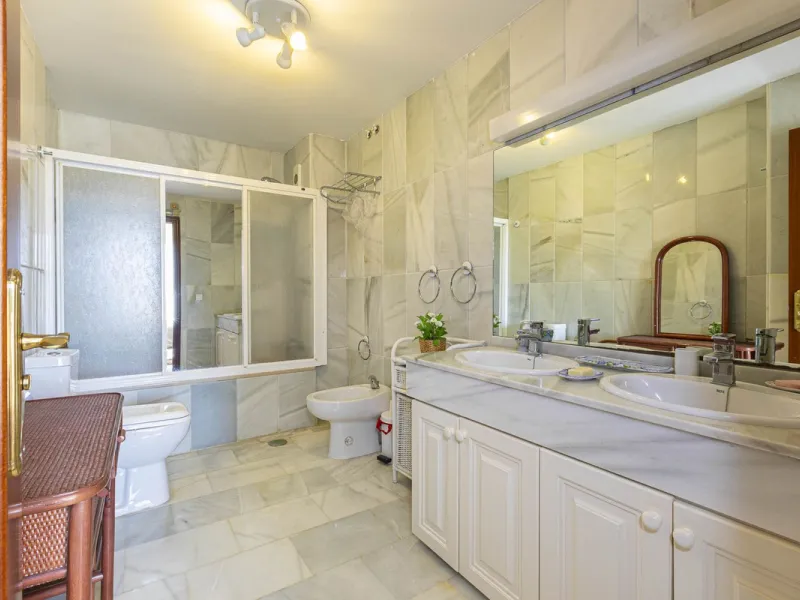 Turnkey investment opportunity in Royal Gardens, Nueva Andalucia, with transferable tourist license and proven rental income. Ideal for short- and long-term rentals or as a permanent residence.